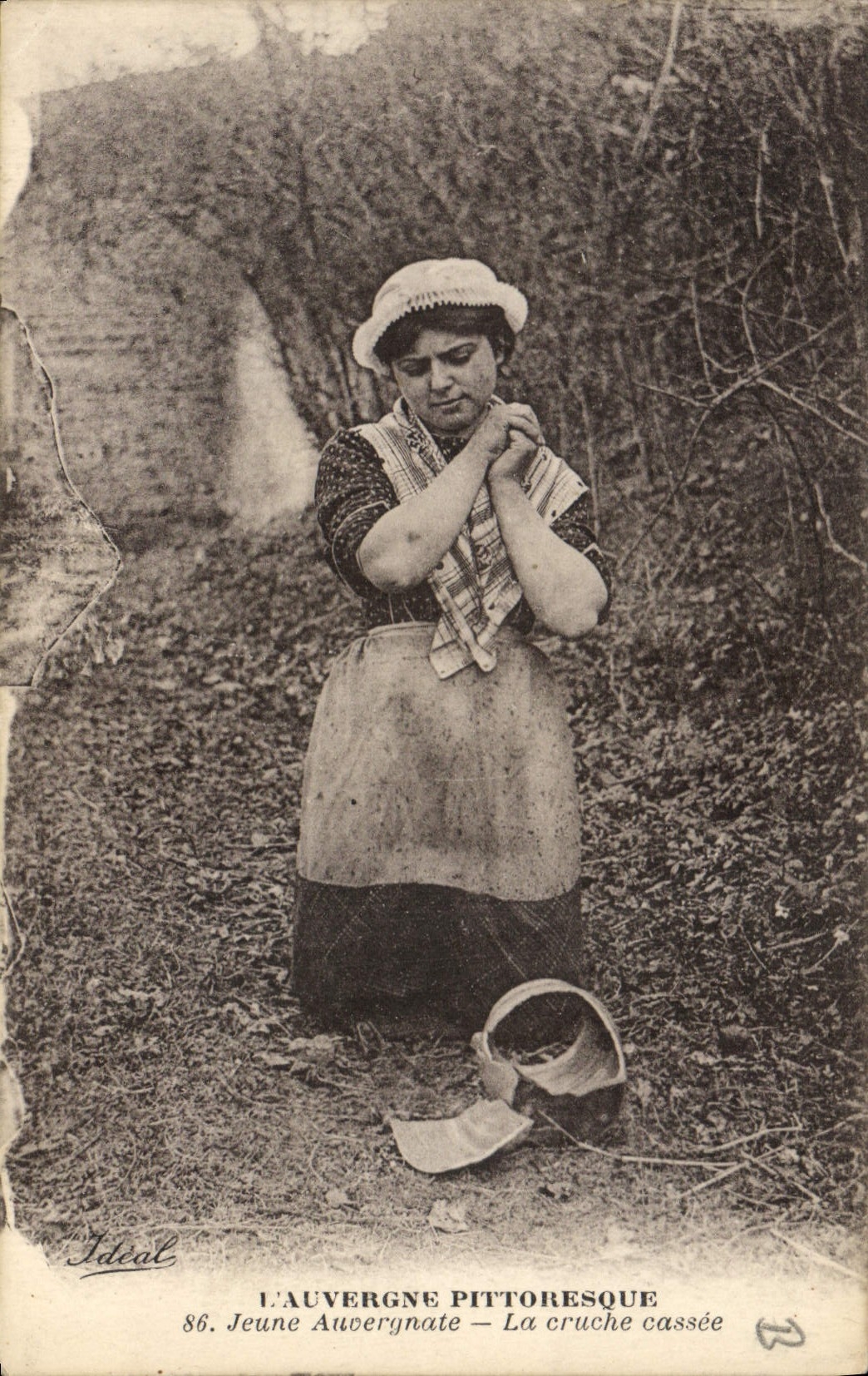 CPA Folklore Jeune Auvergnate La cruche cassee