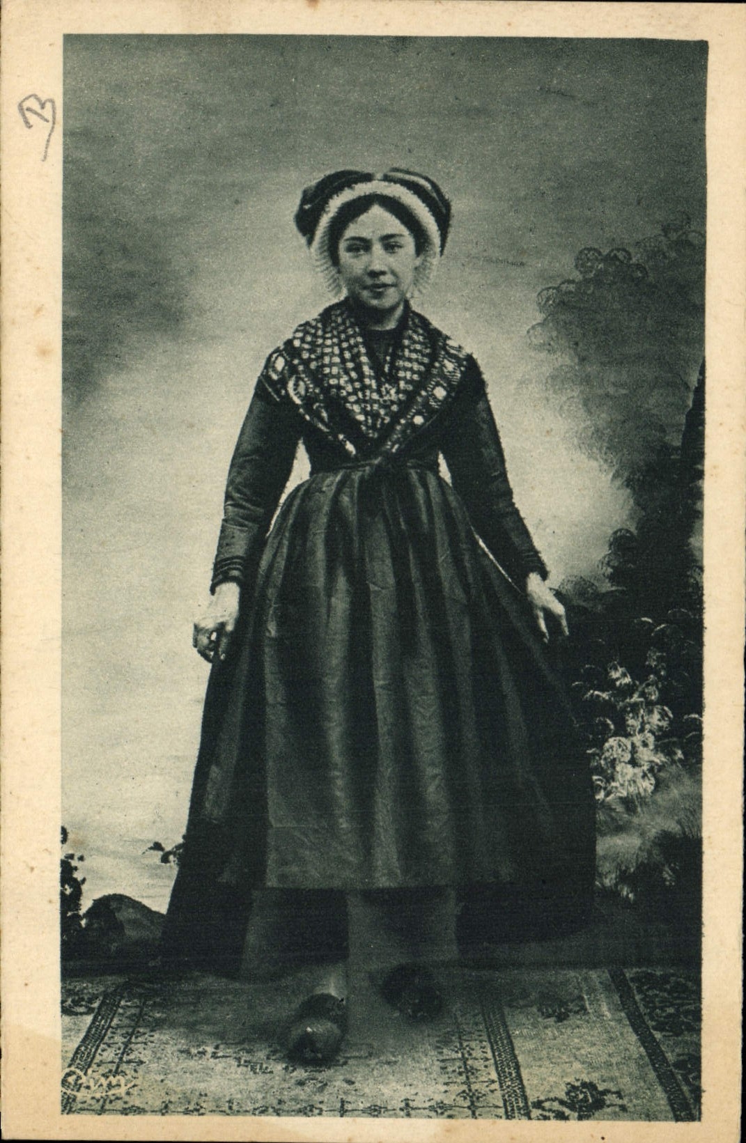 CPA Folklore Auvergne Jeune Auvergnate