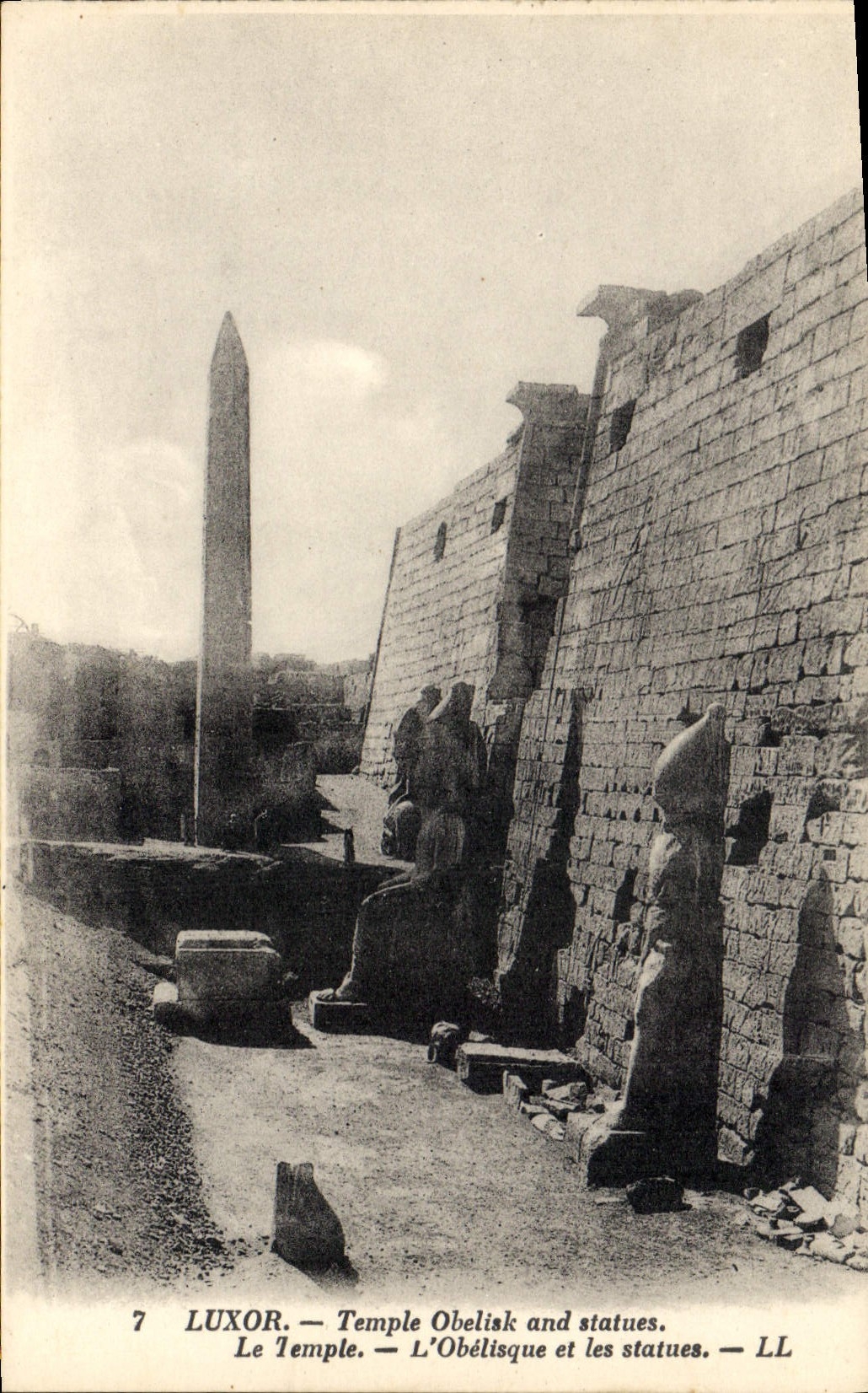 CPA Egypt Egypte Luxor Le temple L'obelisque et les statues