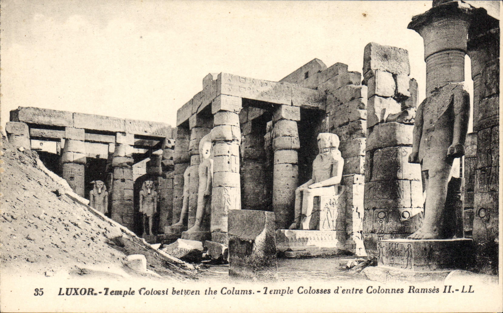 CPA Egypt Egypte Luxor Temple Colosses d'entre Colonnes Ramses II