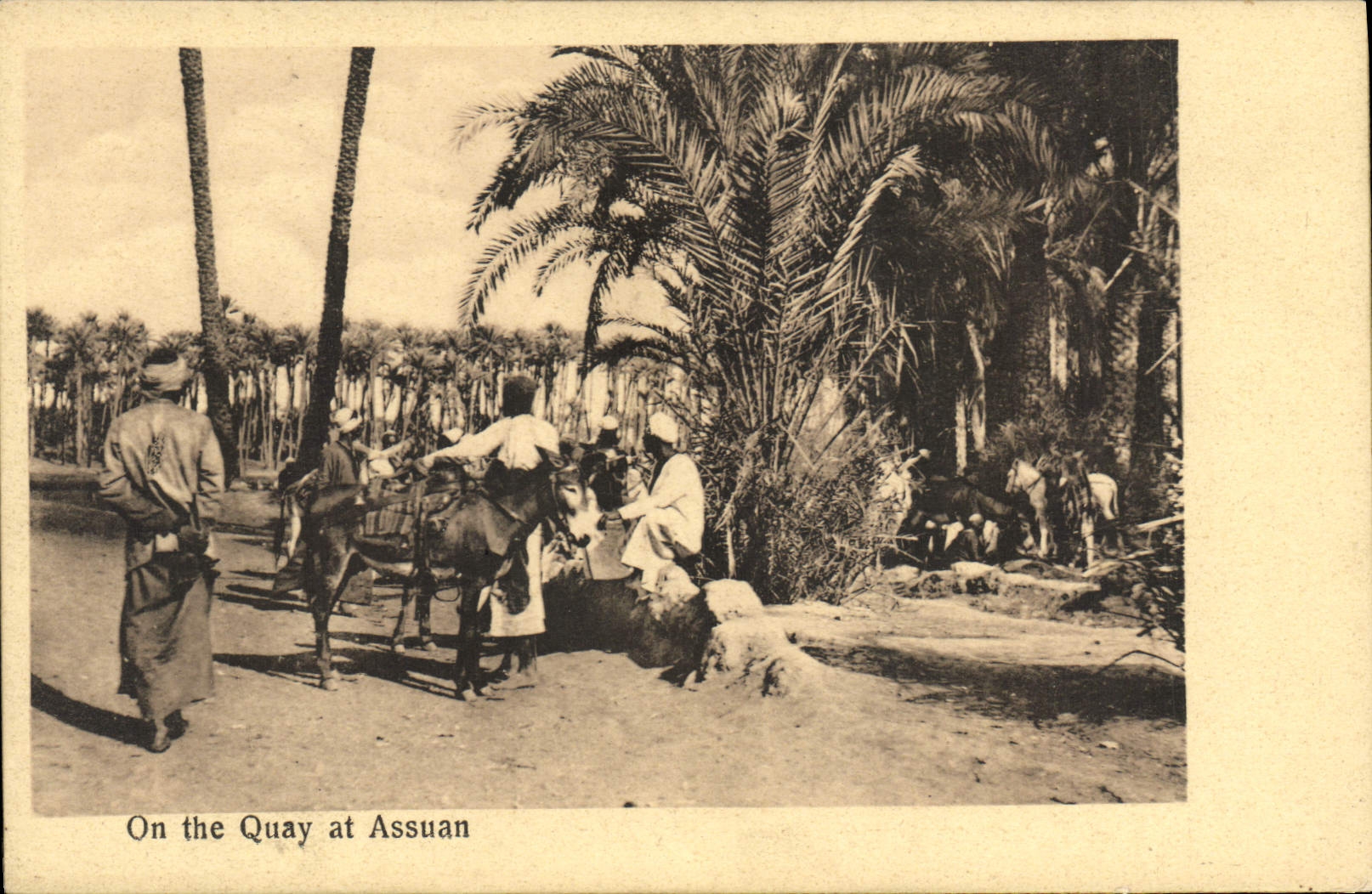 CPA Egypt Egypte On the Quay at Assuan