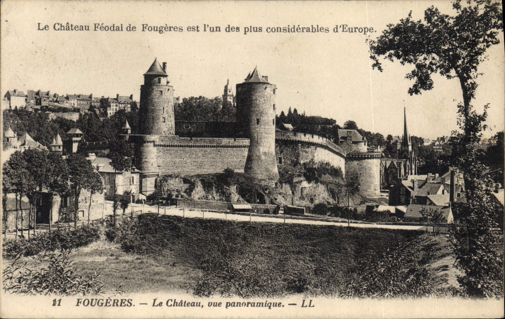 CPA Chateau Vue panoramique Fougeres