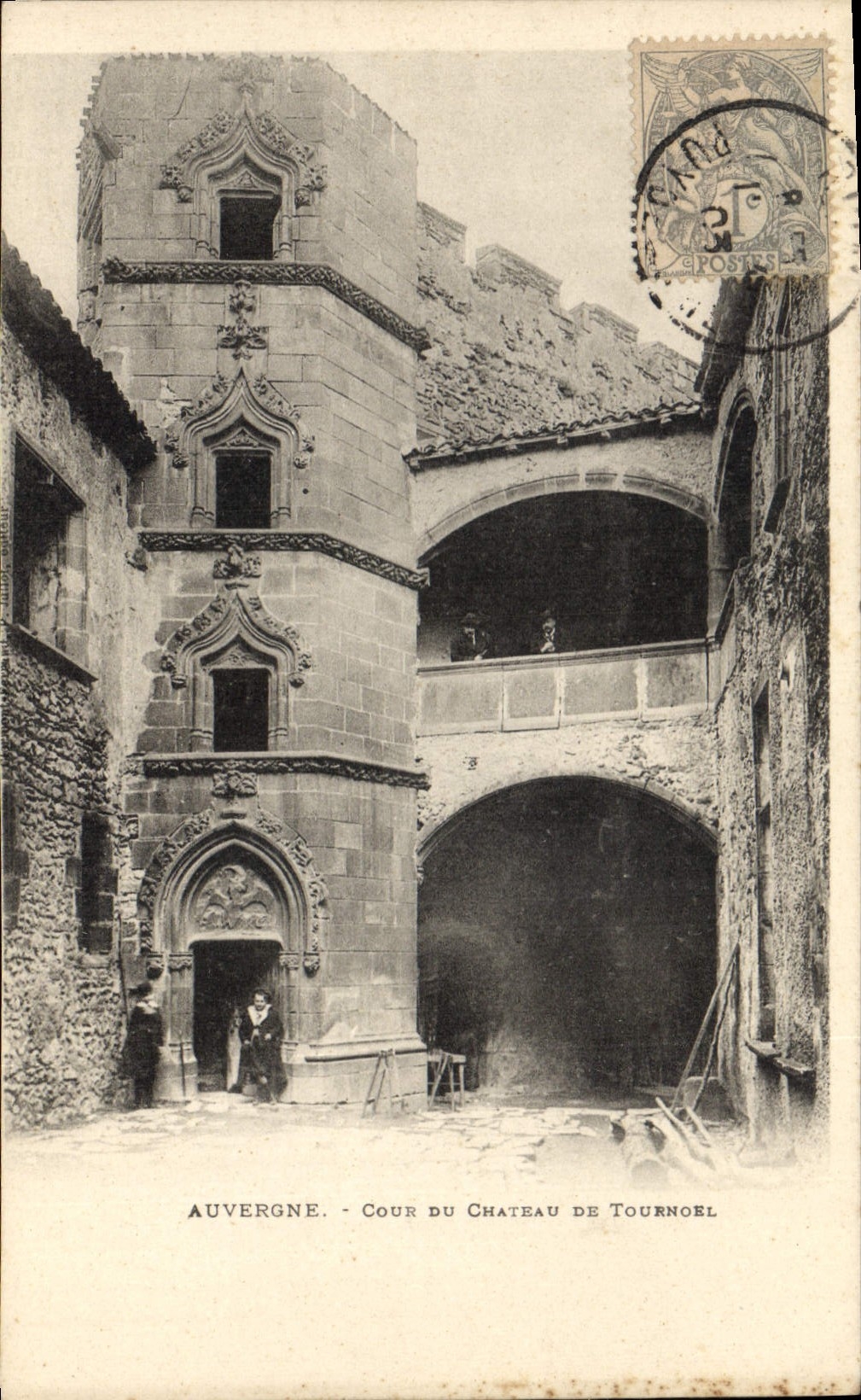 CPA Auvergne Cour du Chateau de Tournoel