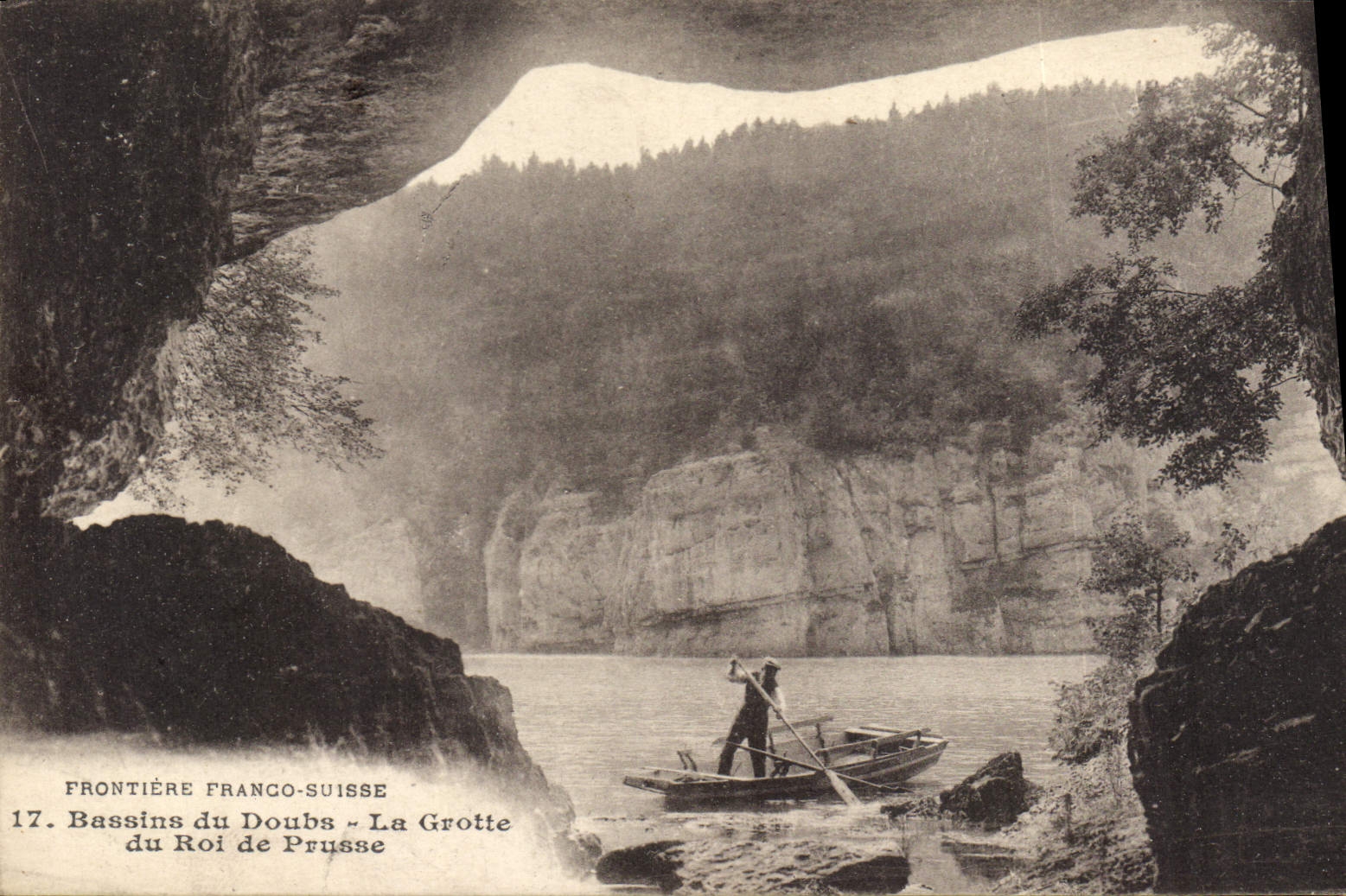 CPA Grotte Grottes Bassins du Doubs La grotte du Roi de Prusse Barque