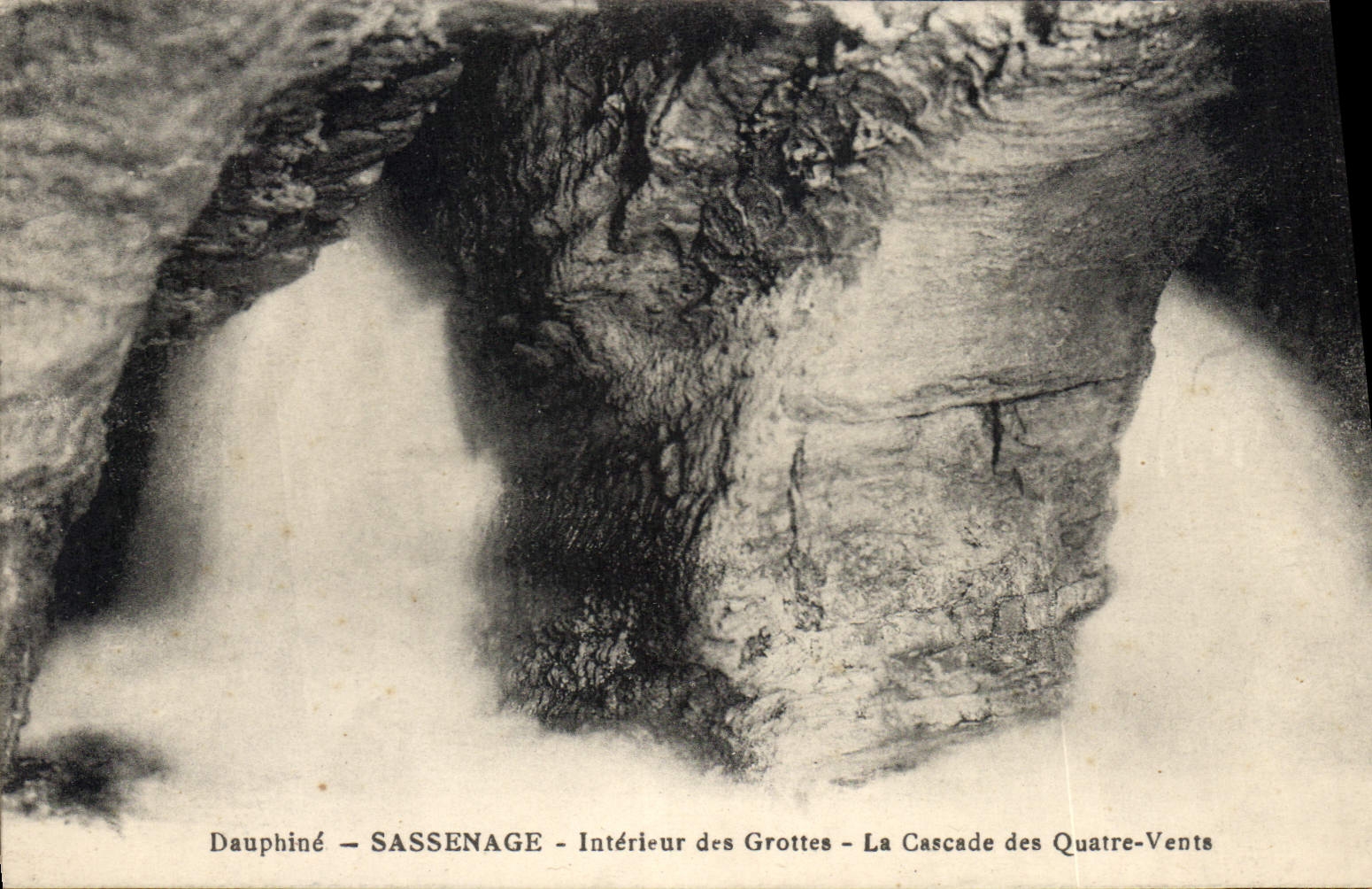 CPA Grotte Grottes Dauphine Sassenage Interieur des grottes La cascade des Quatre Vents