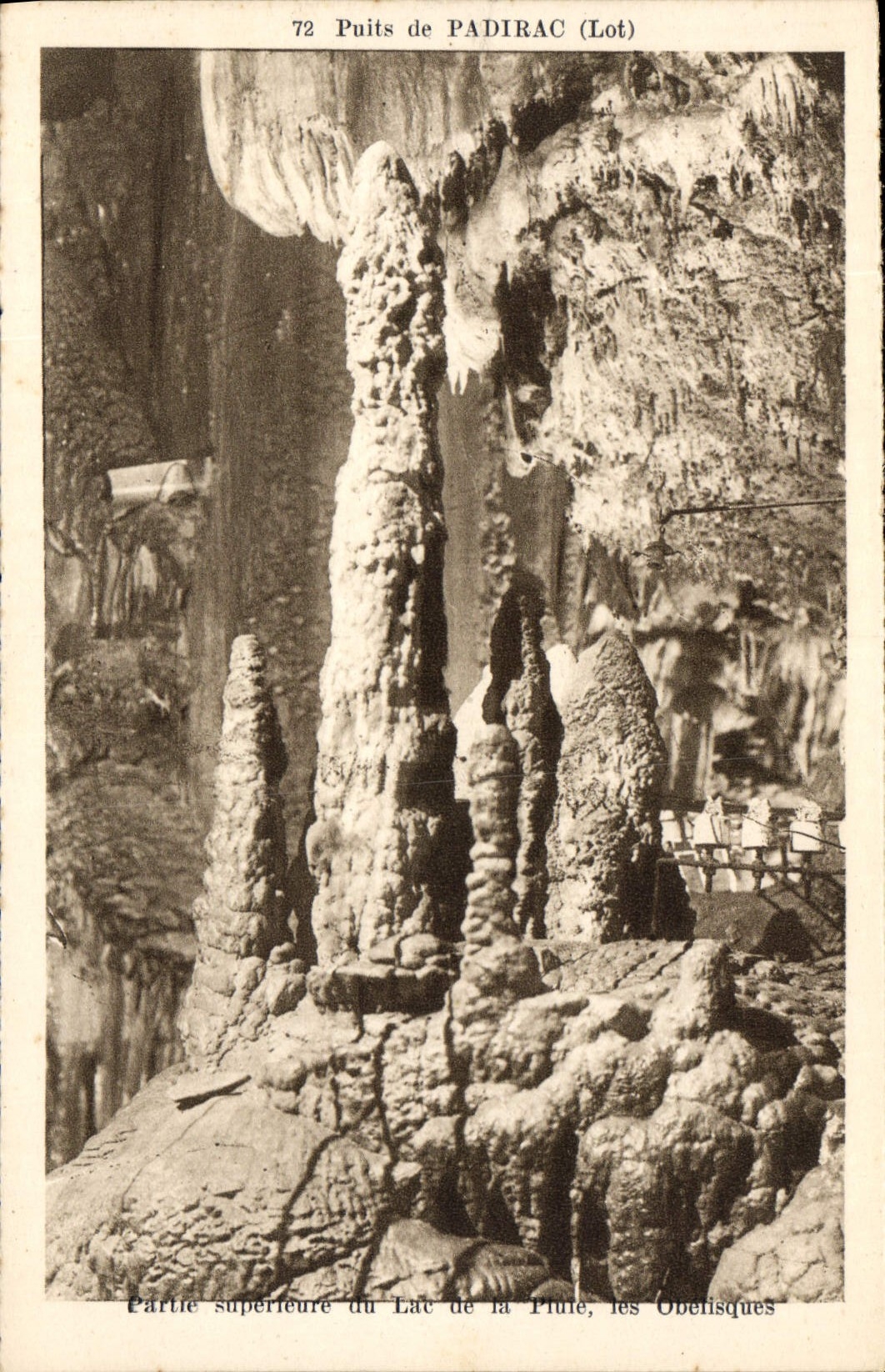 CPA Grotte Grottes Puits de Padirac Partie superieure du lac de la pluie Les obelisque 