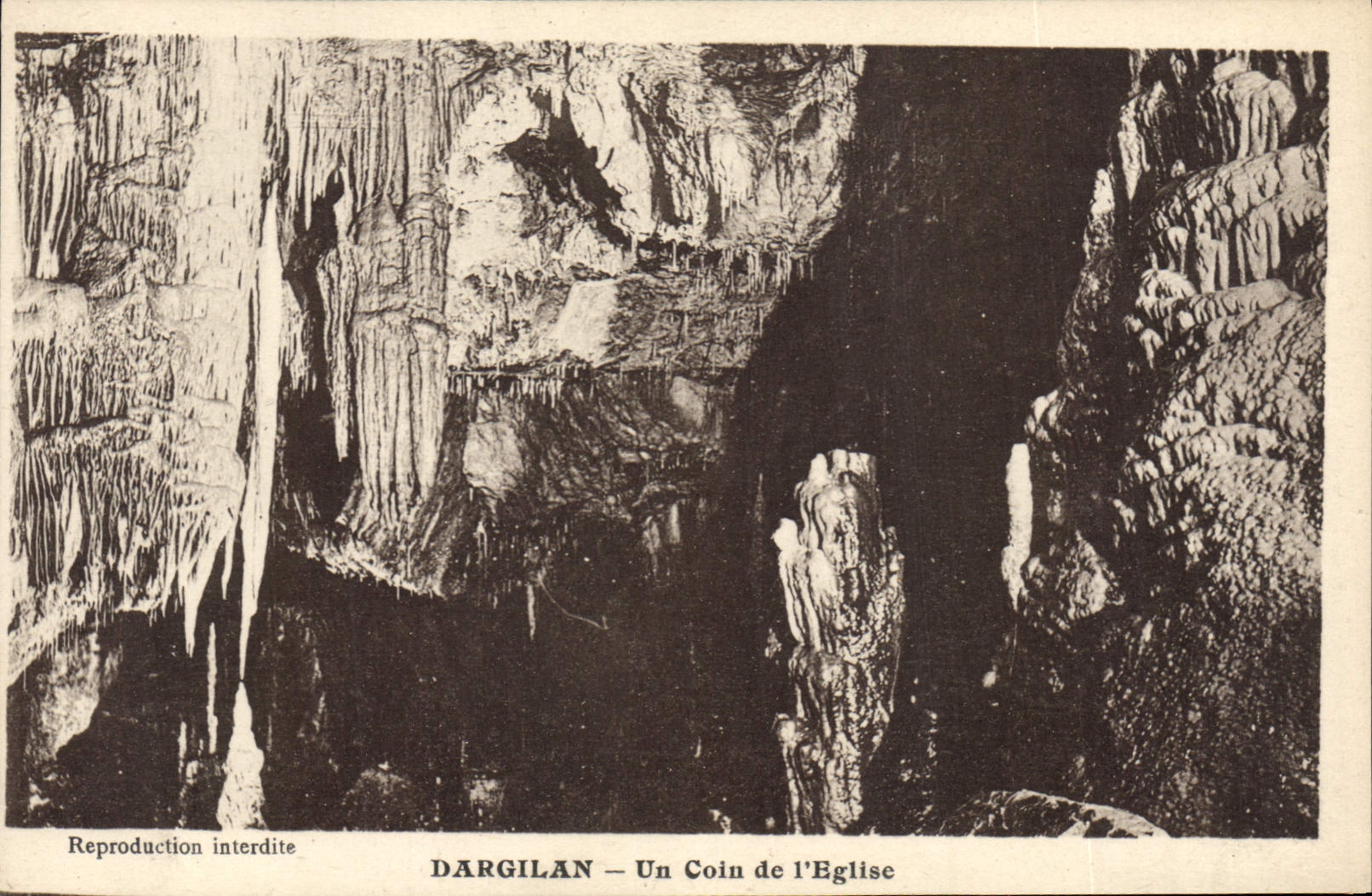 CPA Grotte Grottes Dargilan Un coin de l'eglise