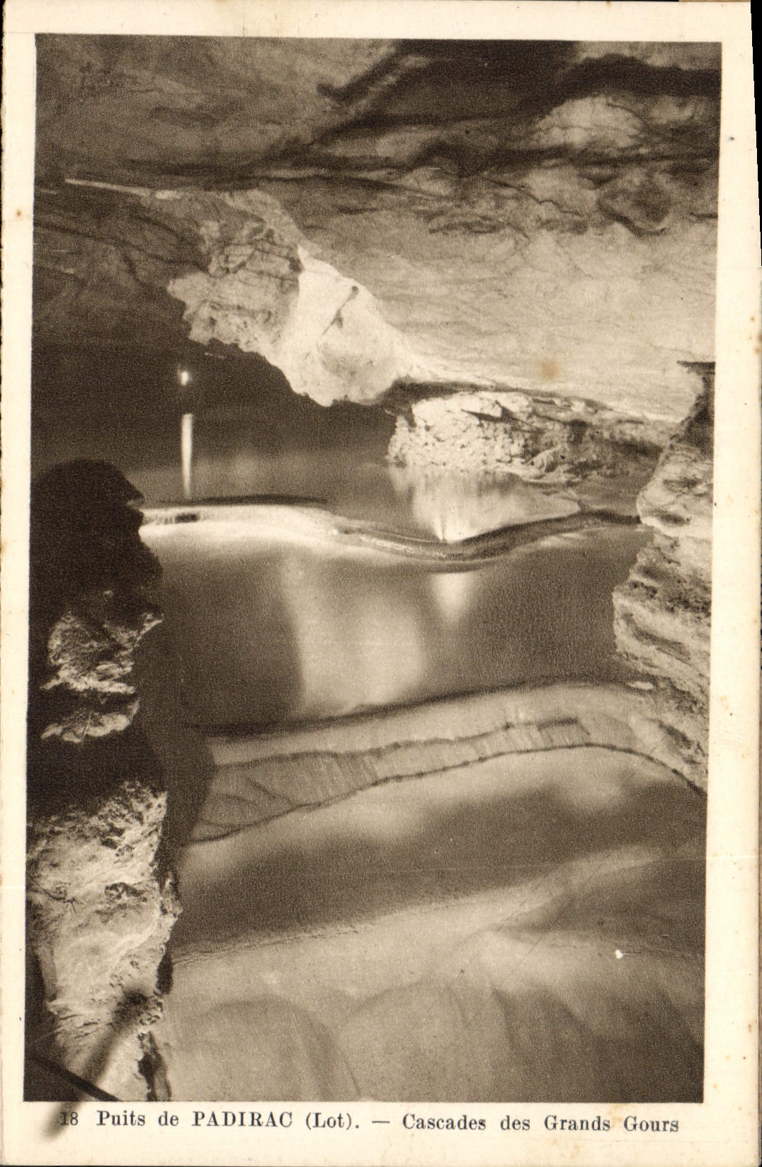 CPA Grotte Grottes Puits de Padirac Cascades des grands Cours