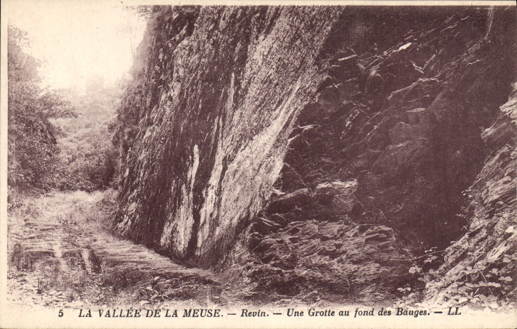 CPA Grotte Grottes La Vallee de la Meuse Revin Une grotte au fond des Bauges