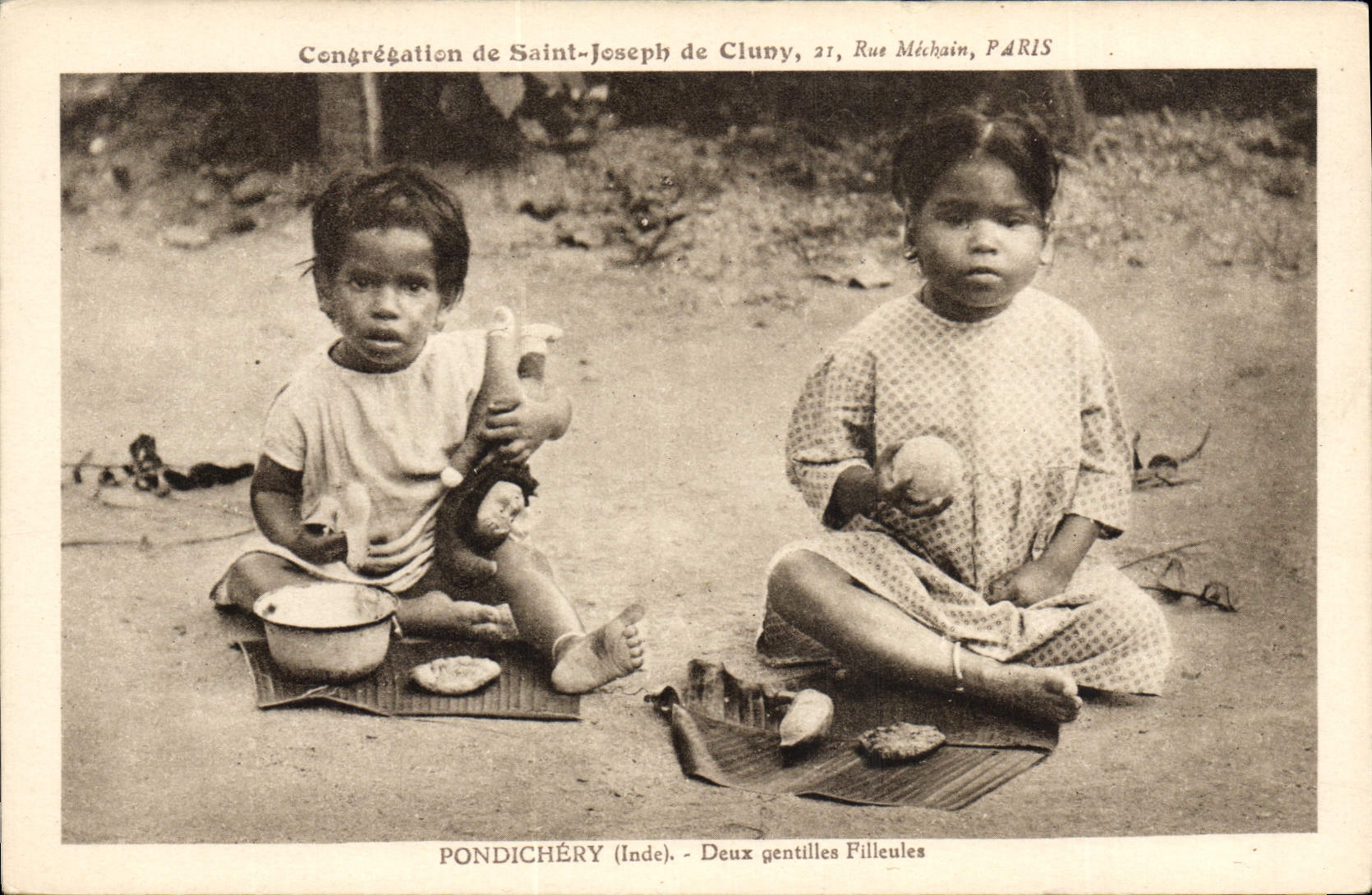 CPA Fantaisie Enfant Poupee Pondichery Inde Deux gentilles filleules