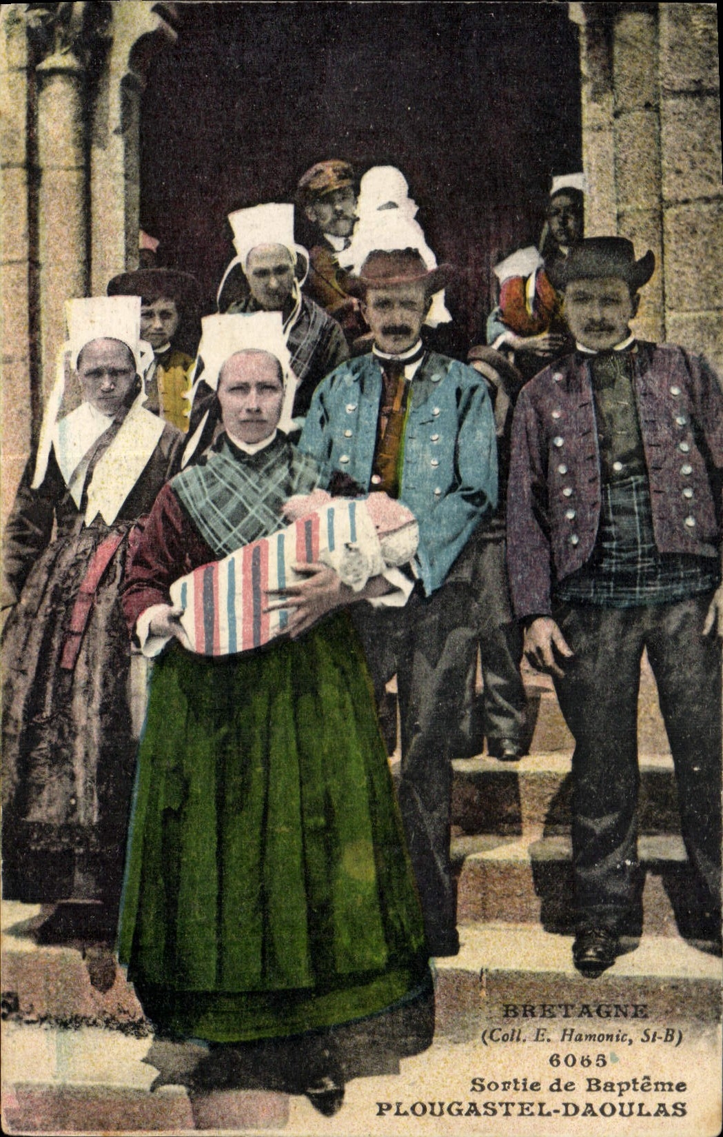 CPA Folklore Plougastel Daoulas Sortie de bapteme