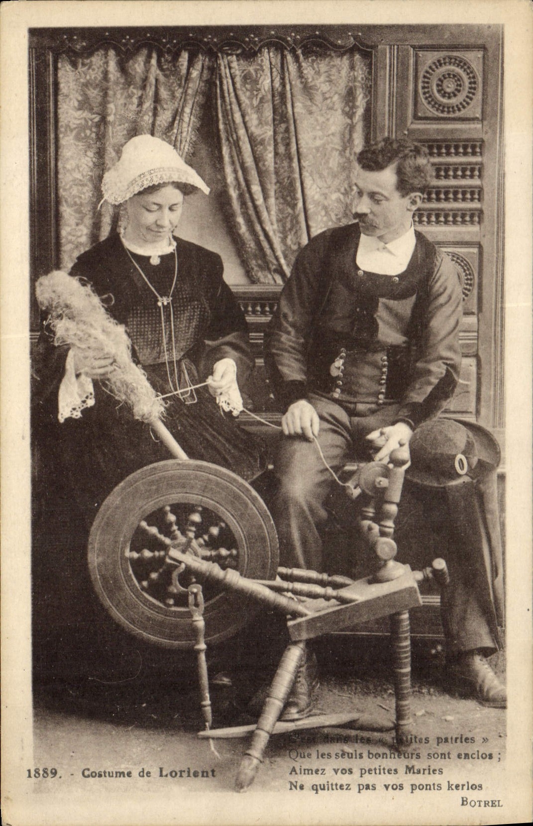 CPA Folklore Costume de Lorient