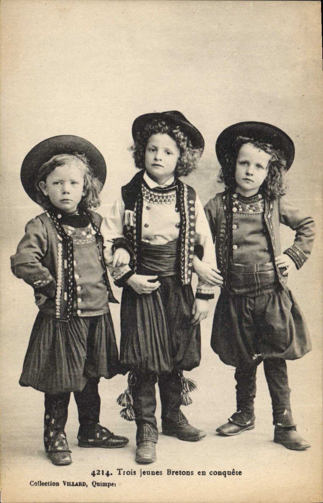 CPA Folklore Trois jeunes Bretons en conquete