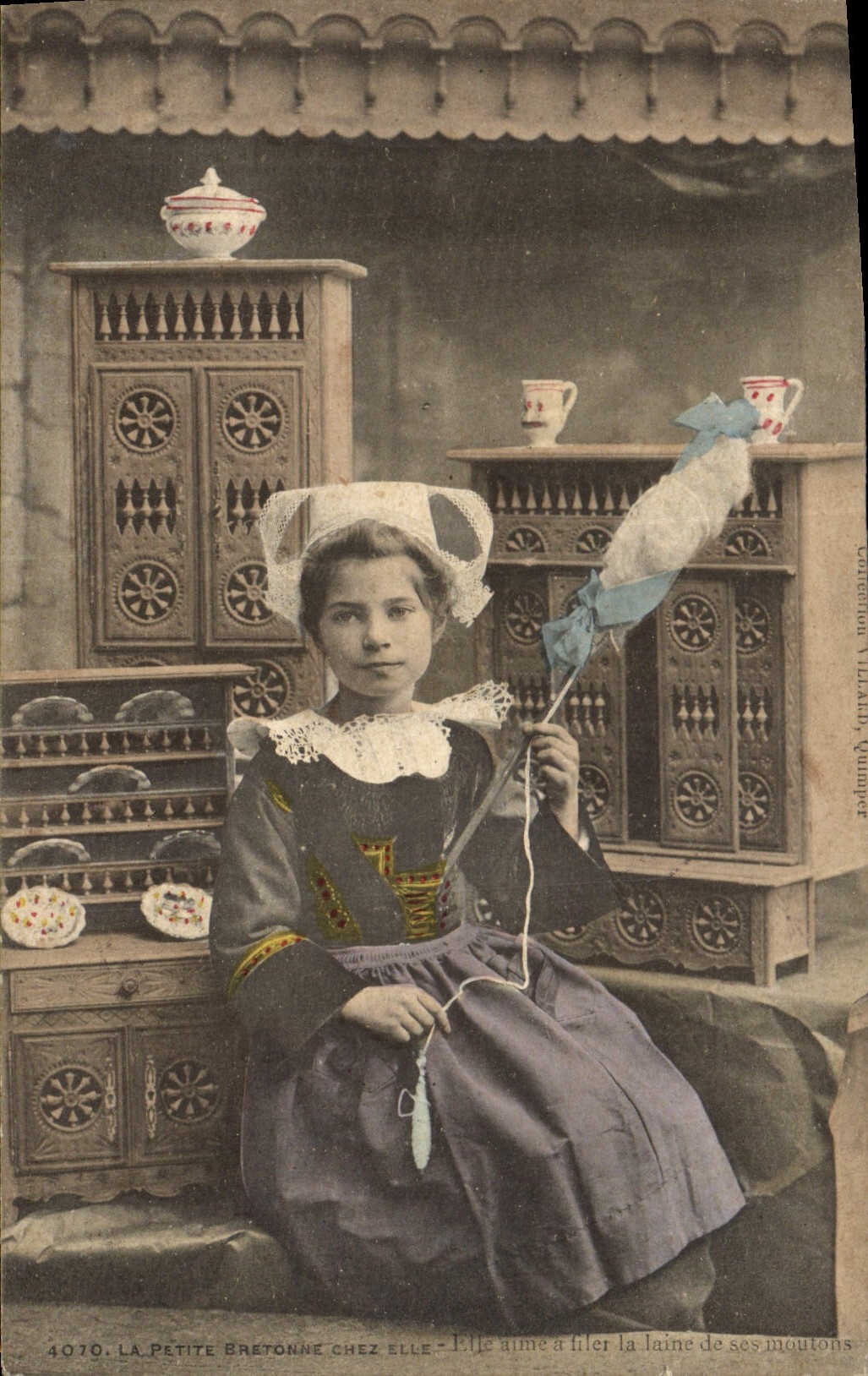 CPA Folklore La petite Bretonne chez elle