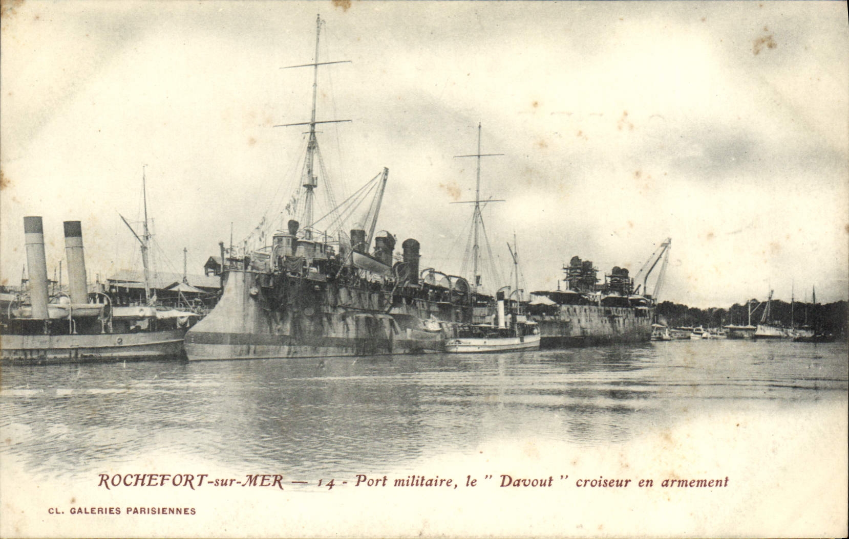 CPA Bateau de Guerre Rochefort sur Mer Port militaire Le Davout Croiseur en armement