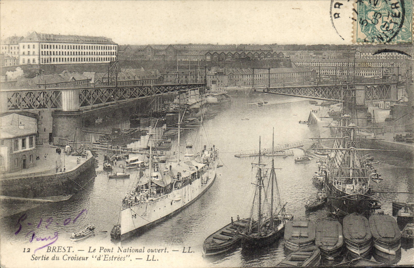 CPA Bateau de Guerre Brest Le pont national ouvert Sortie du croiseur d'Estrees
