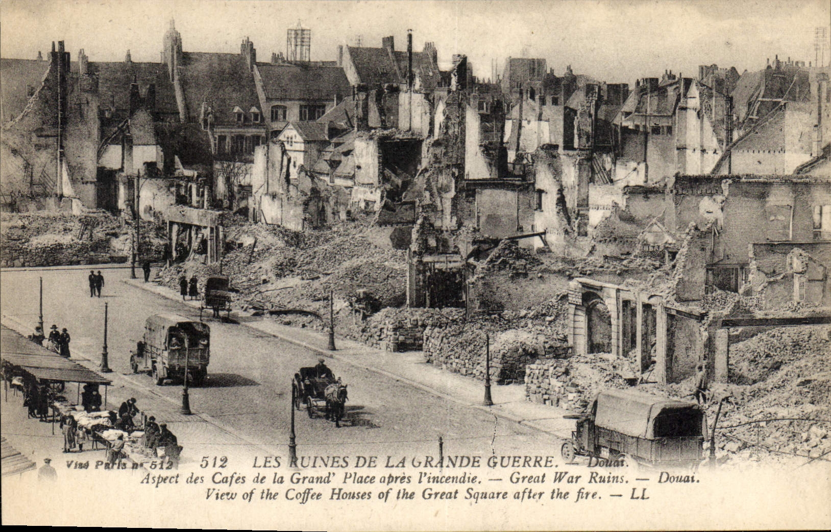 CPA Militaria Douai Aspect des cafes de la grand place apres l'incendie