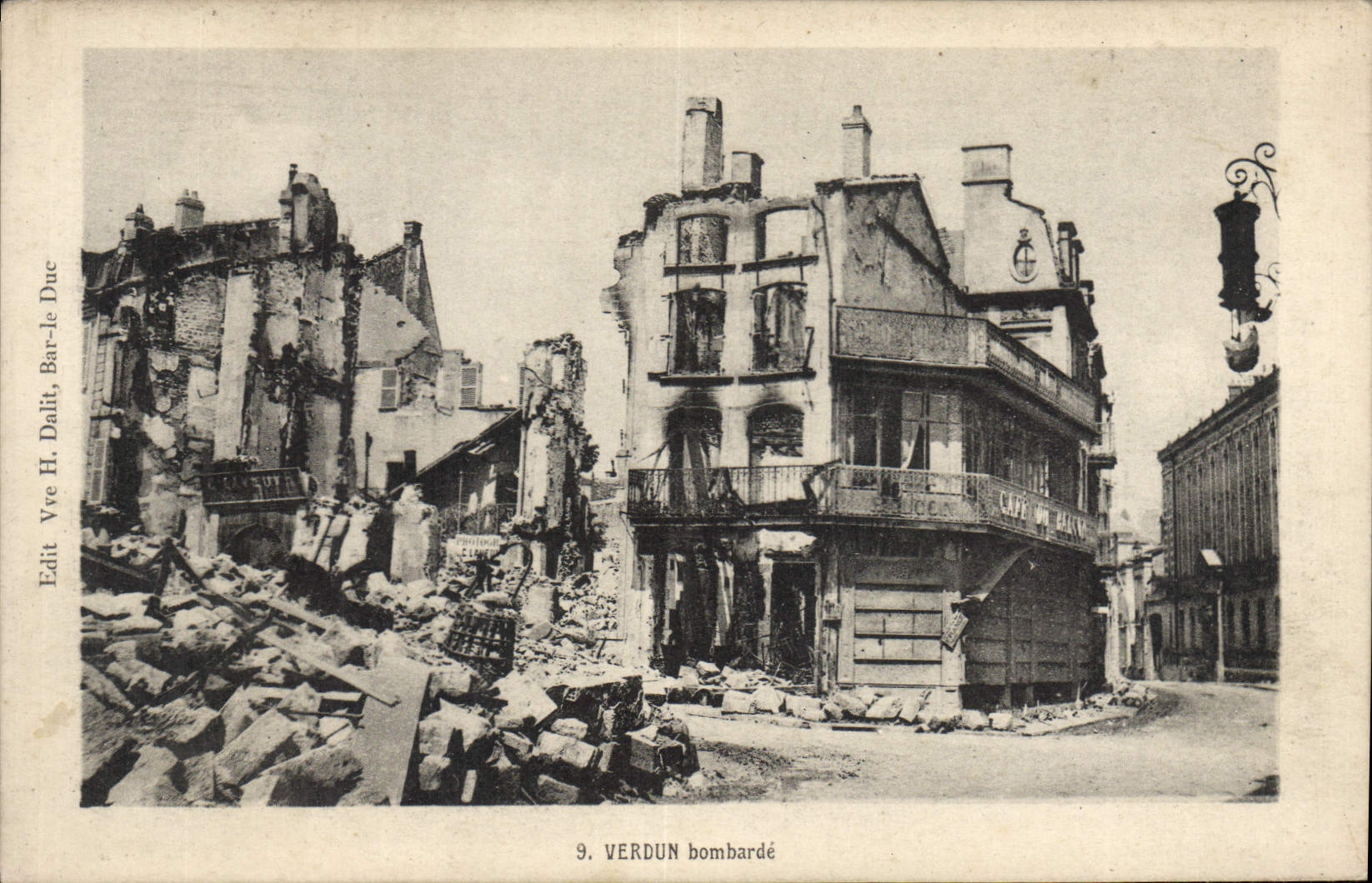 CPA Militaria Verdun bombarde