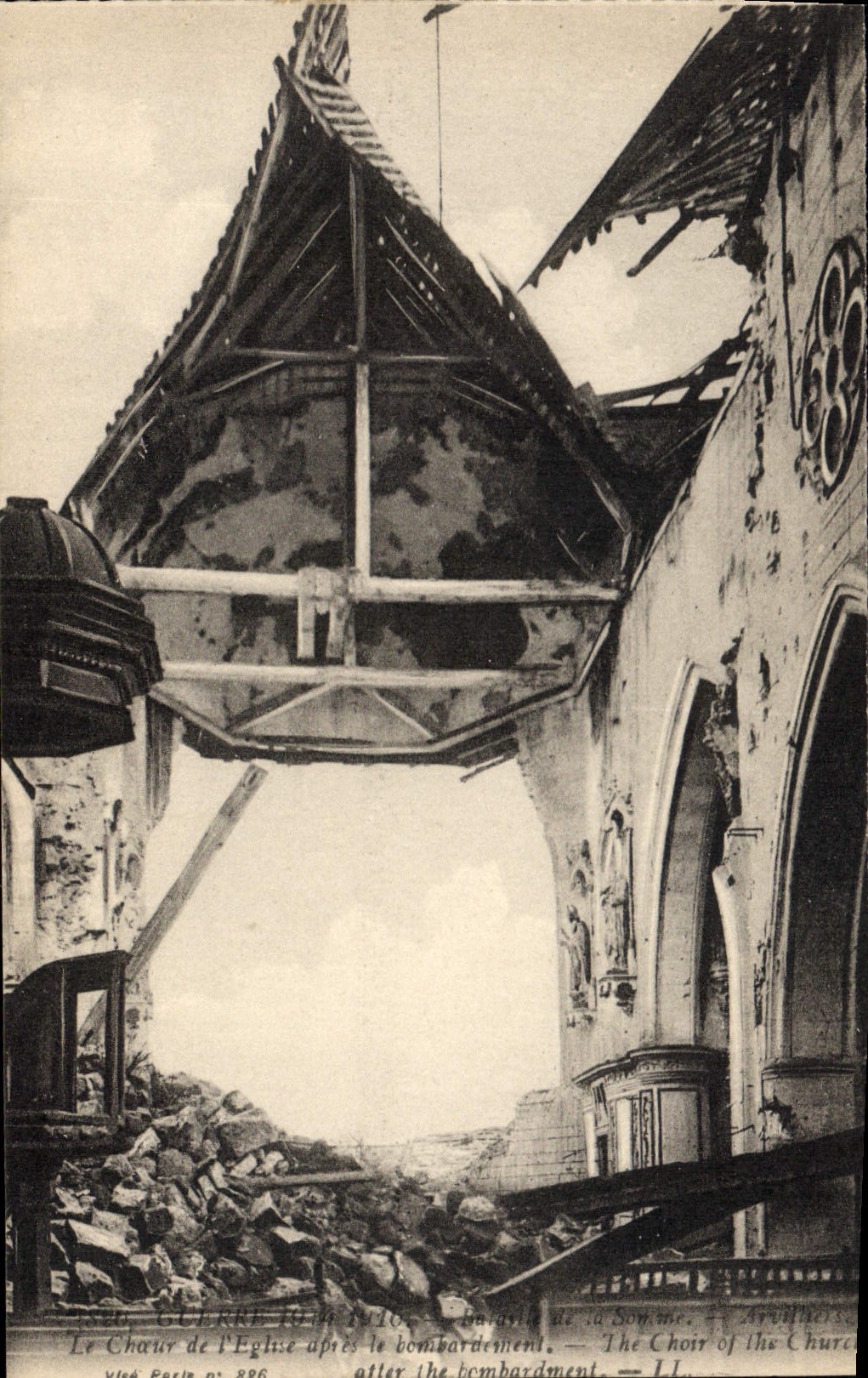 CPA Militaria Le choeur de l'eglise apres le bombardement Bataille de la Somme 
