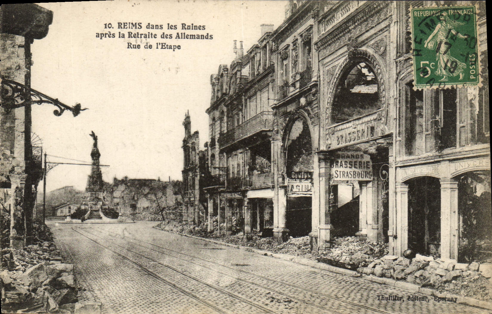 CPA Militaria Reims apres la retraite des Allemands Rue de l'Etape