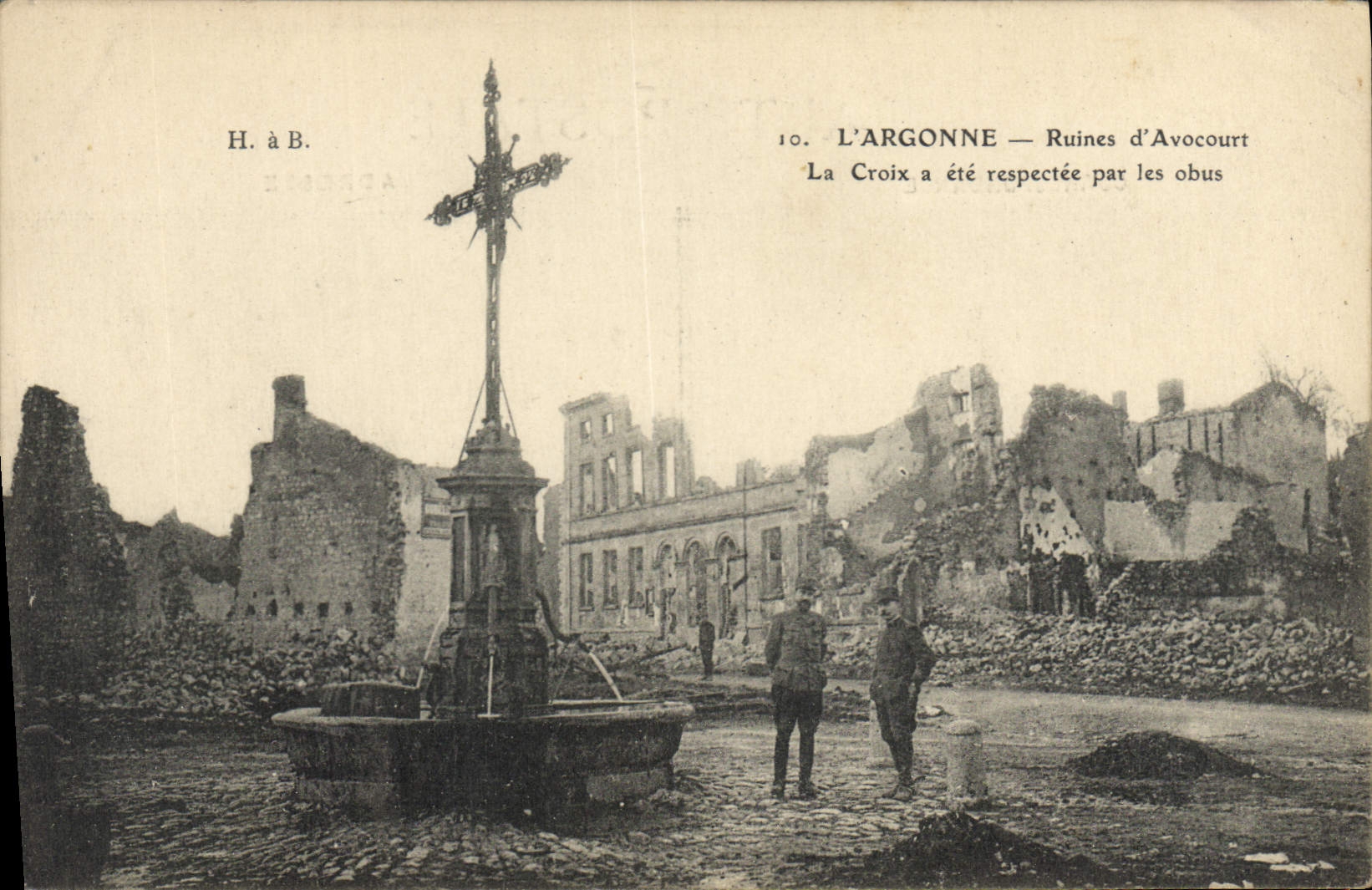 CPA Militaria L'Argonne Ruines d'Avocourt La croix a ete respectee par les obus 
