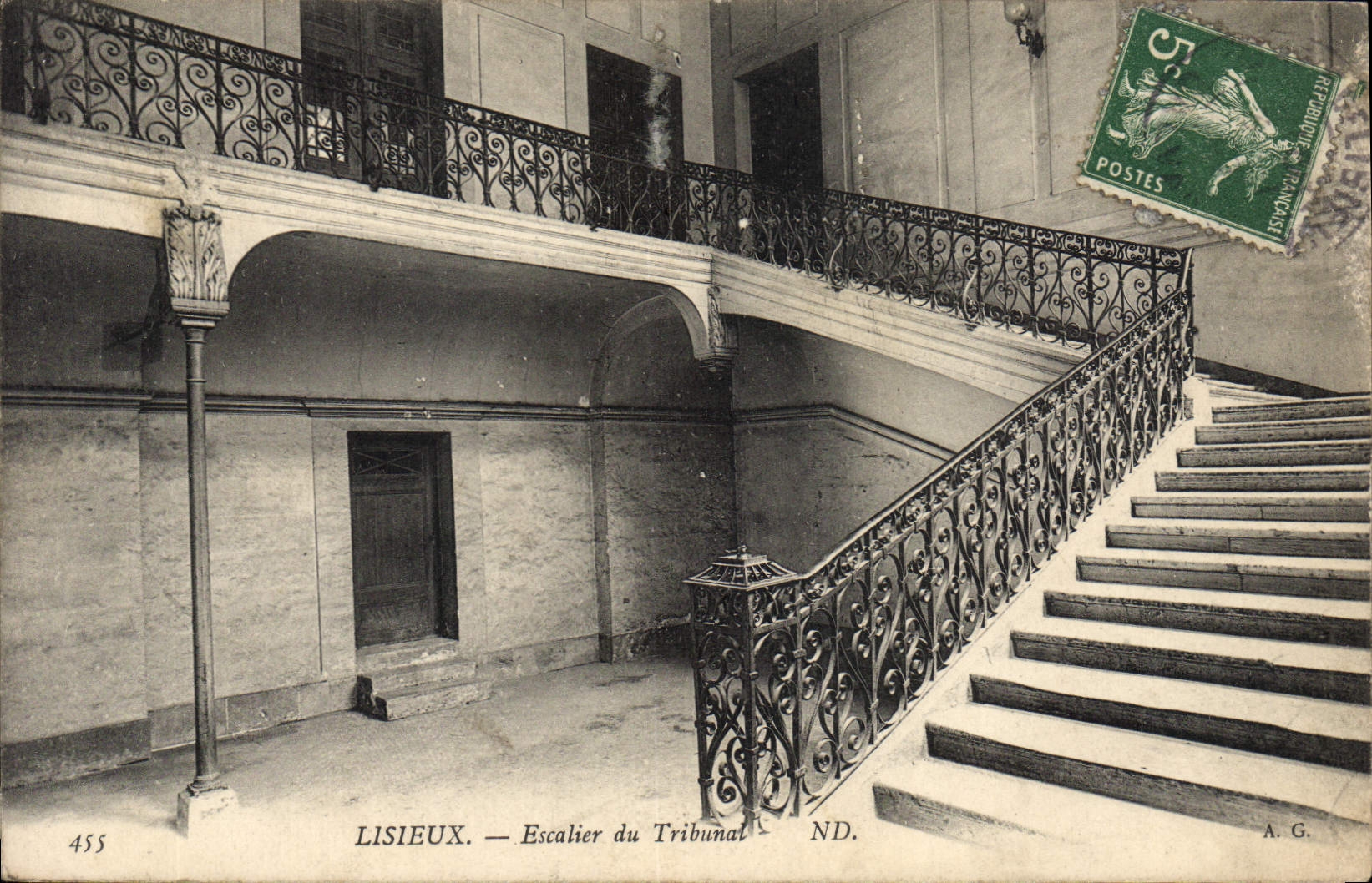 CPA Palais de justice Lisieux Escalier du tribunal
