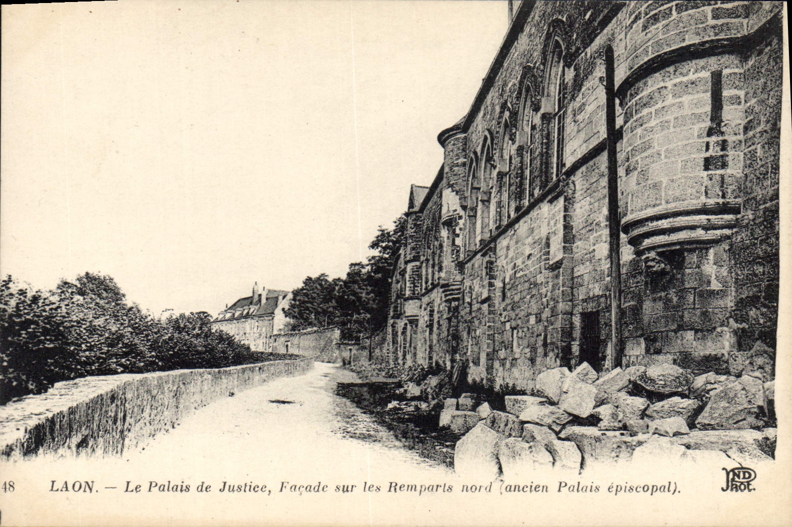 CPA Laon Palais de justice Facade sur les remparts nord Ancien palais espicopal