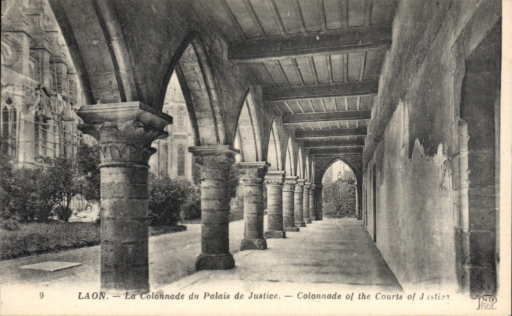 CPA Laon La colonnade du Palais de justice