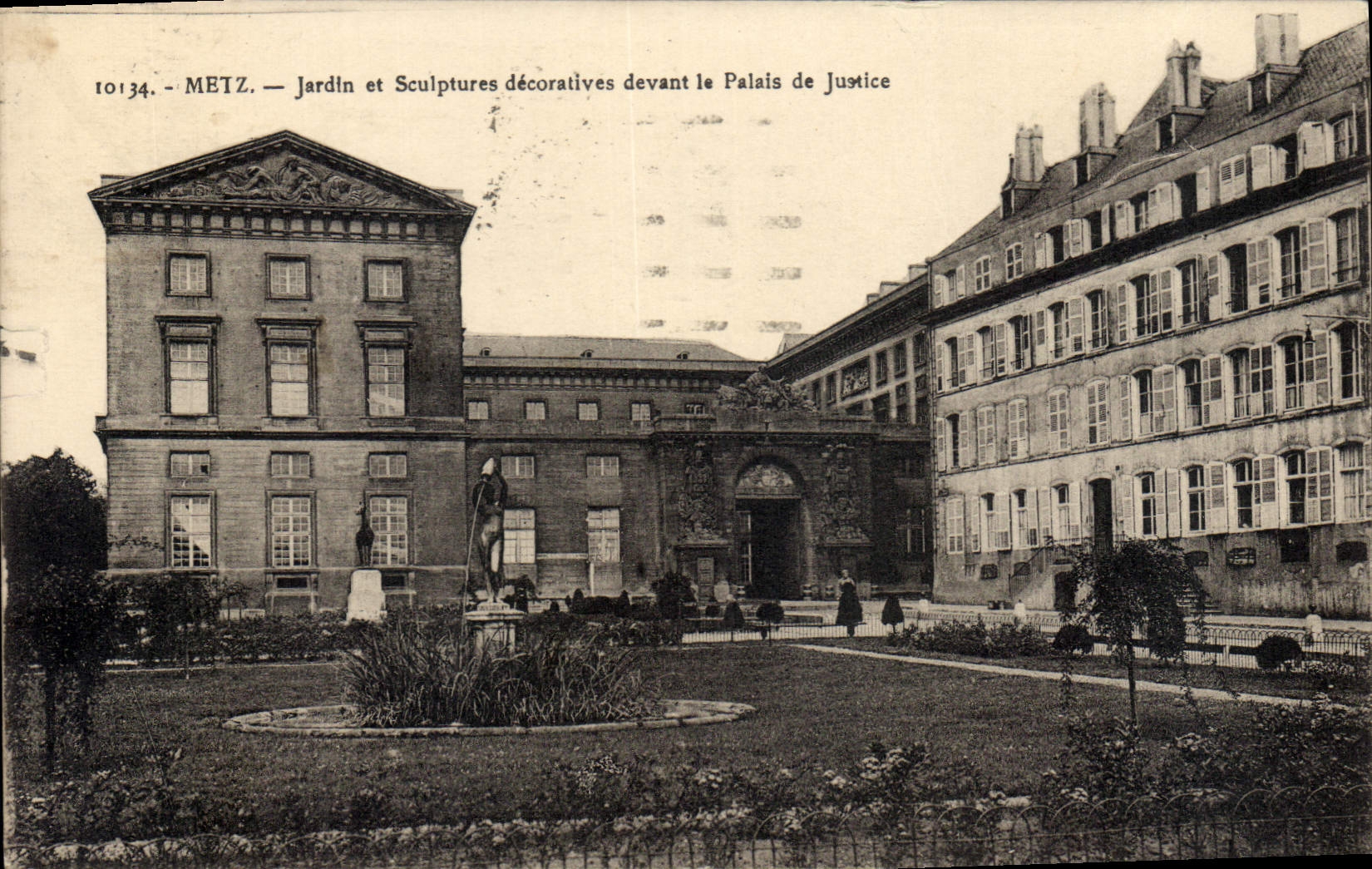 CPA Metz Jardin et sculptures decoratives devant le Palais de justice 
