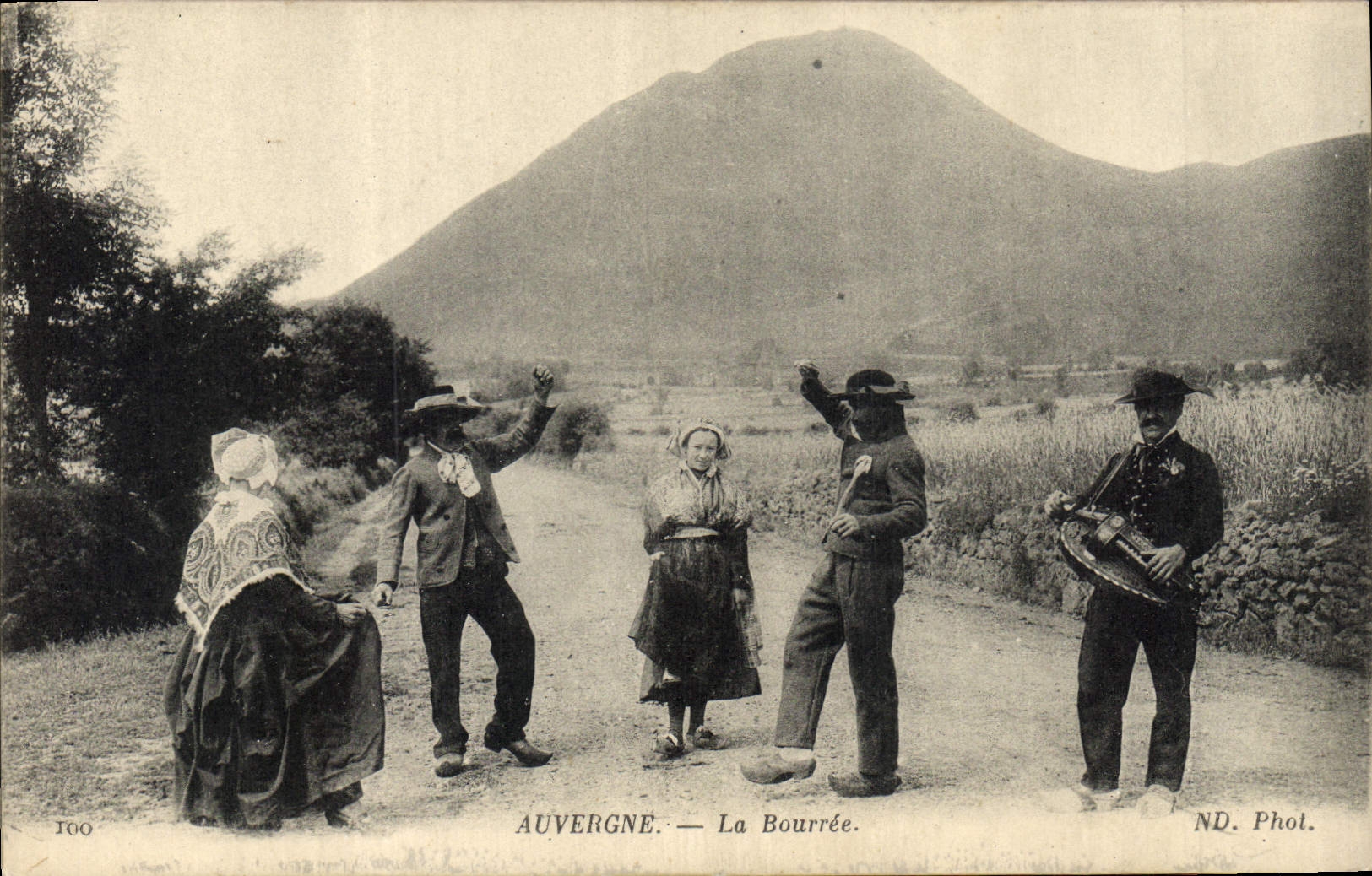 CPA Folklore Auvergne La bourree