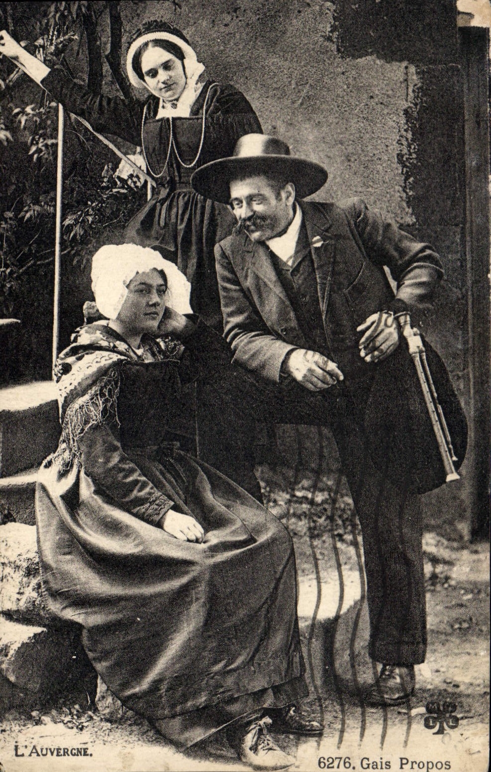 CPA Folklore Auvergne Gais propos