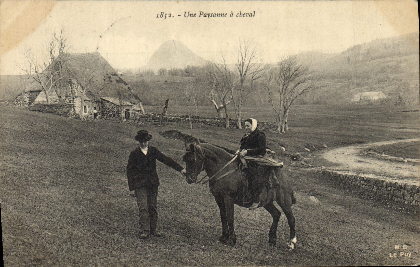 CPA Folklore Une femme a cheval