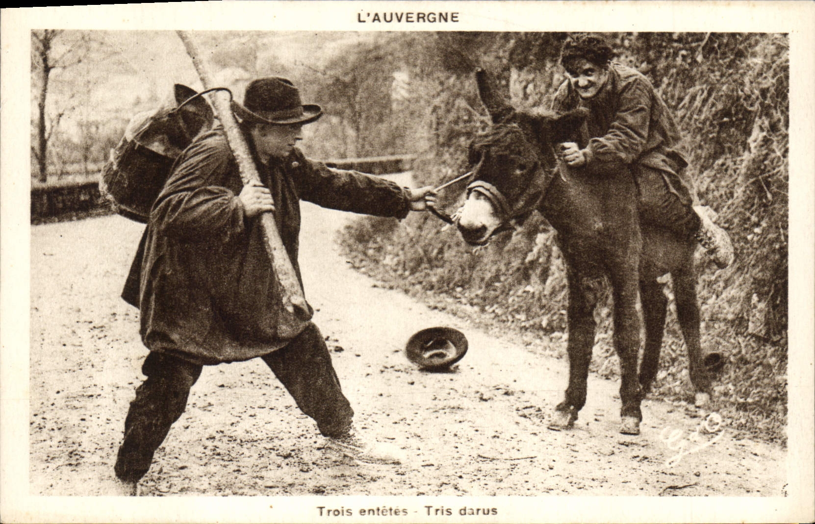CPA Folklore Auvergne Trois entetes Tris darus