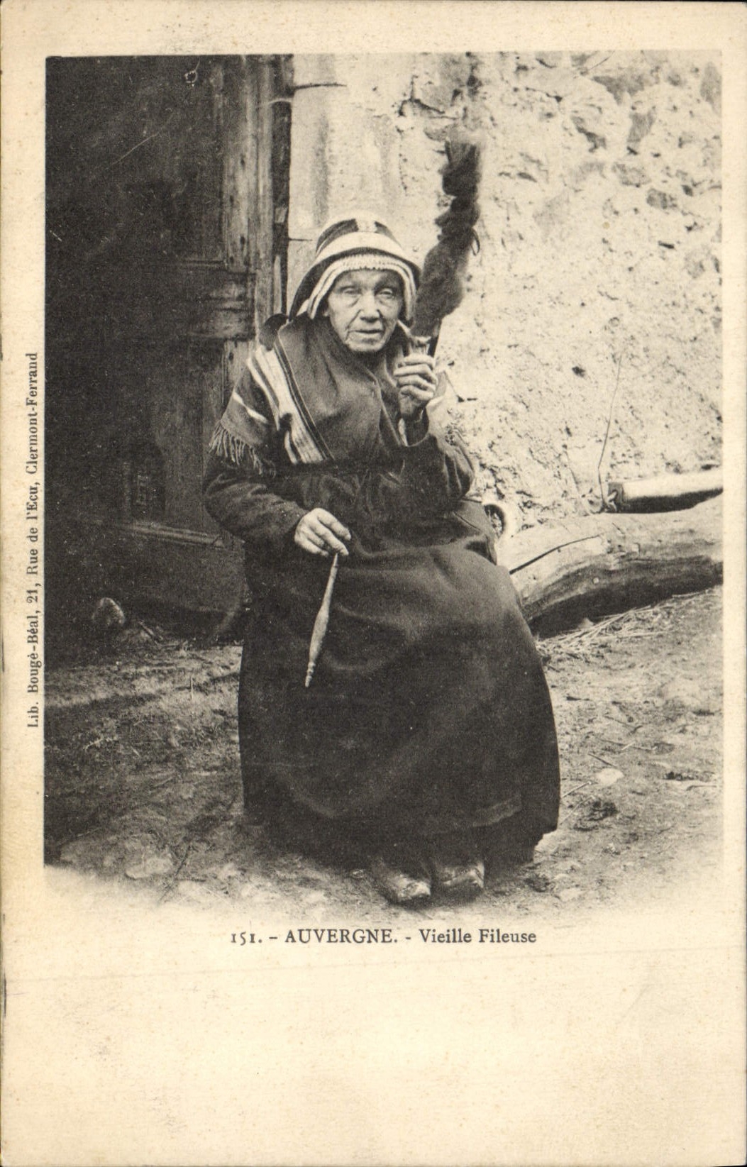 CPA Folklore Auvergne Vieille fileuse
