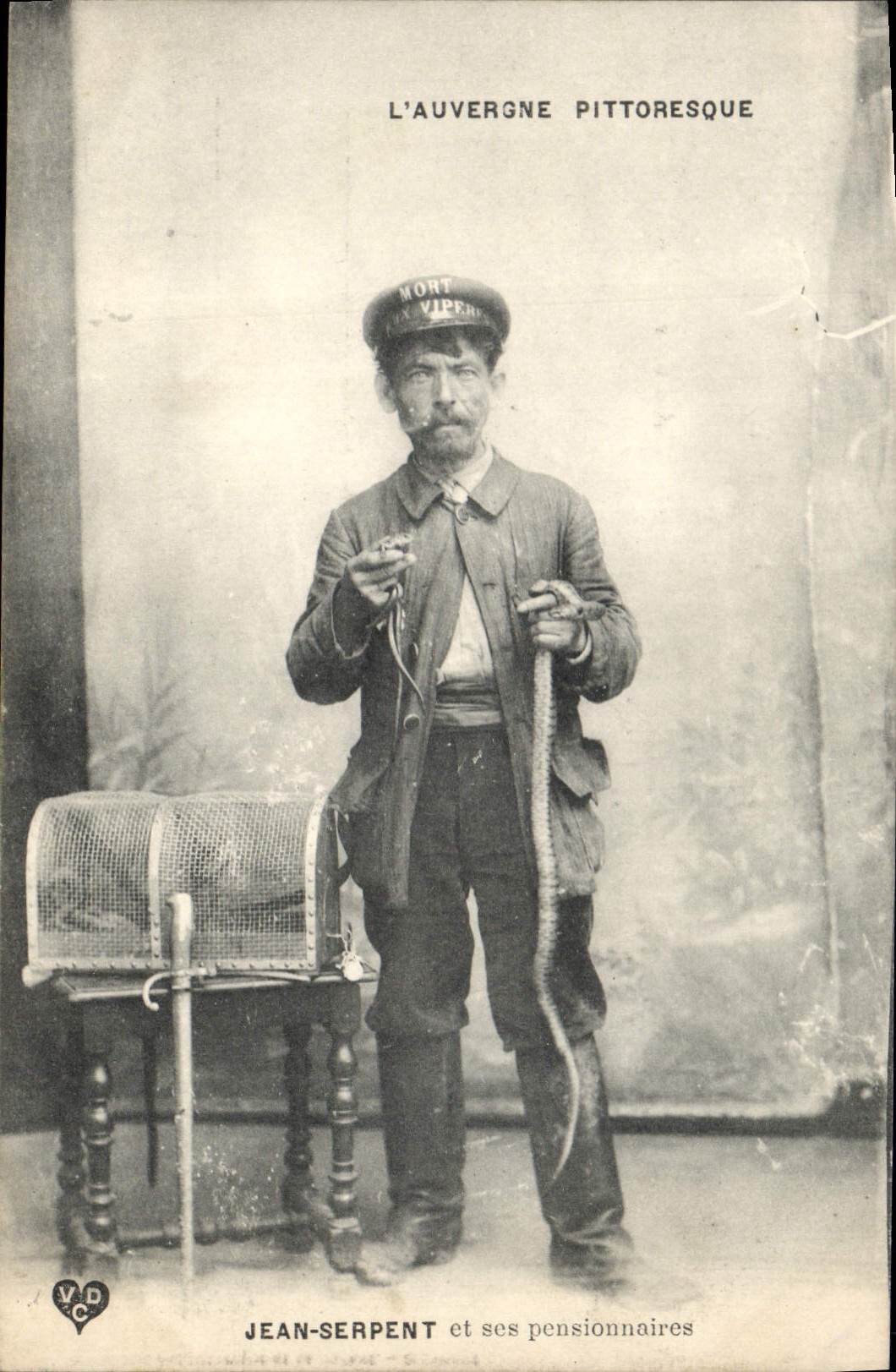 CPA Folklore Auvergne Jean Serpent et ses pensionnaires TOP