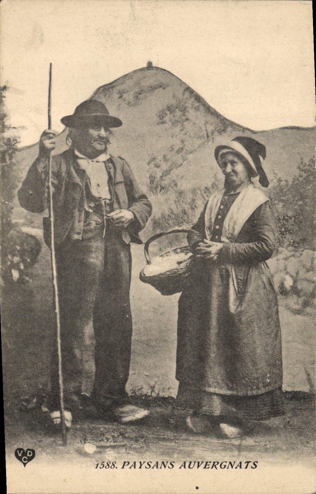 CPA Folklore Paysans Auvergnats