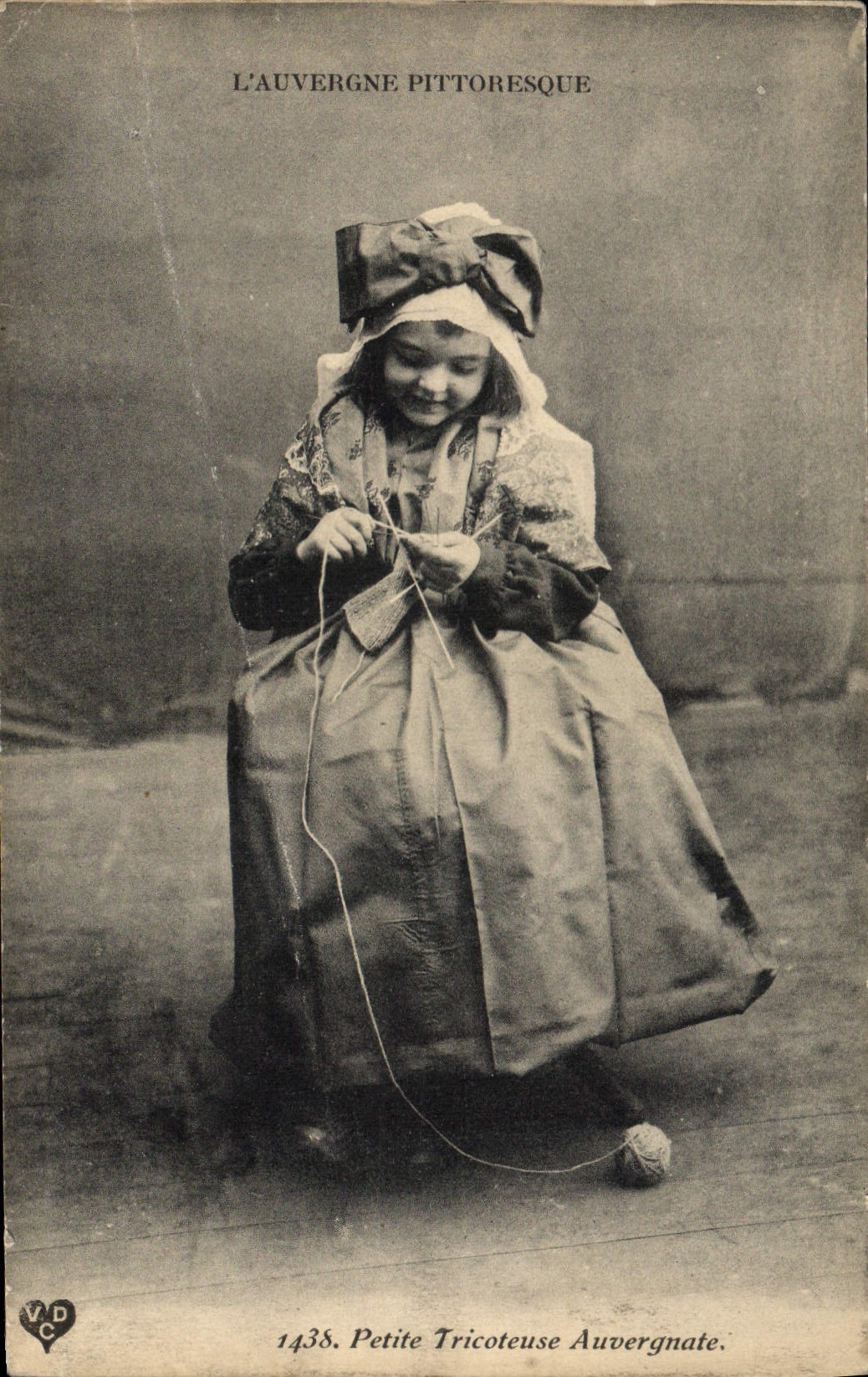 CPA Folklore Auvergne Petite tricoteuse Auvergnate Enfant