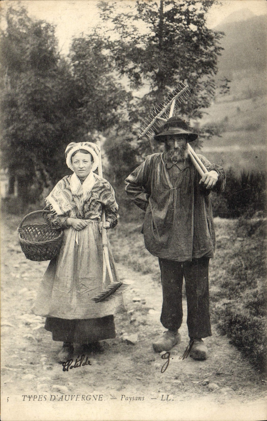 CPA Folklore Auvergne Paysans