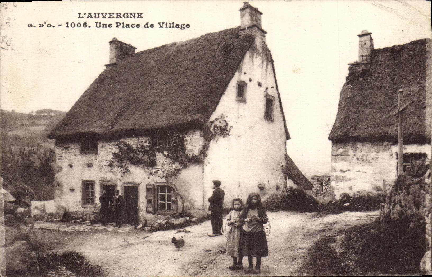 CPA Folklore Auvergne Une place de village