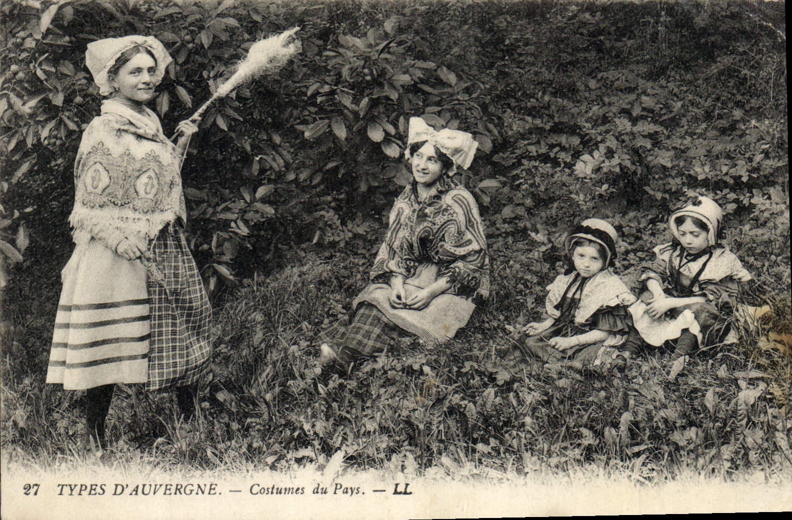 CPA Folklore Auvergne Costumes du pays Enfants