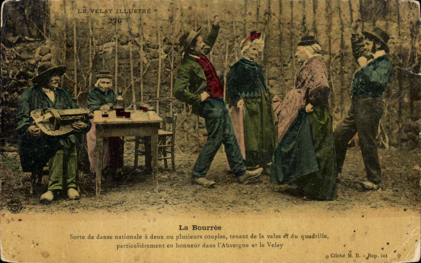 CPA Folklore Le Velay La bourree