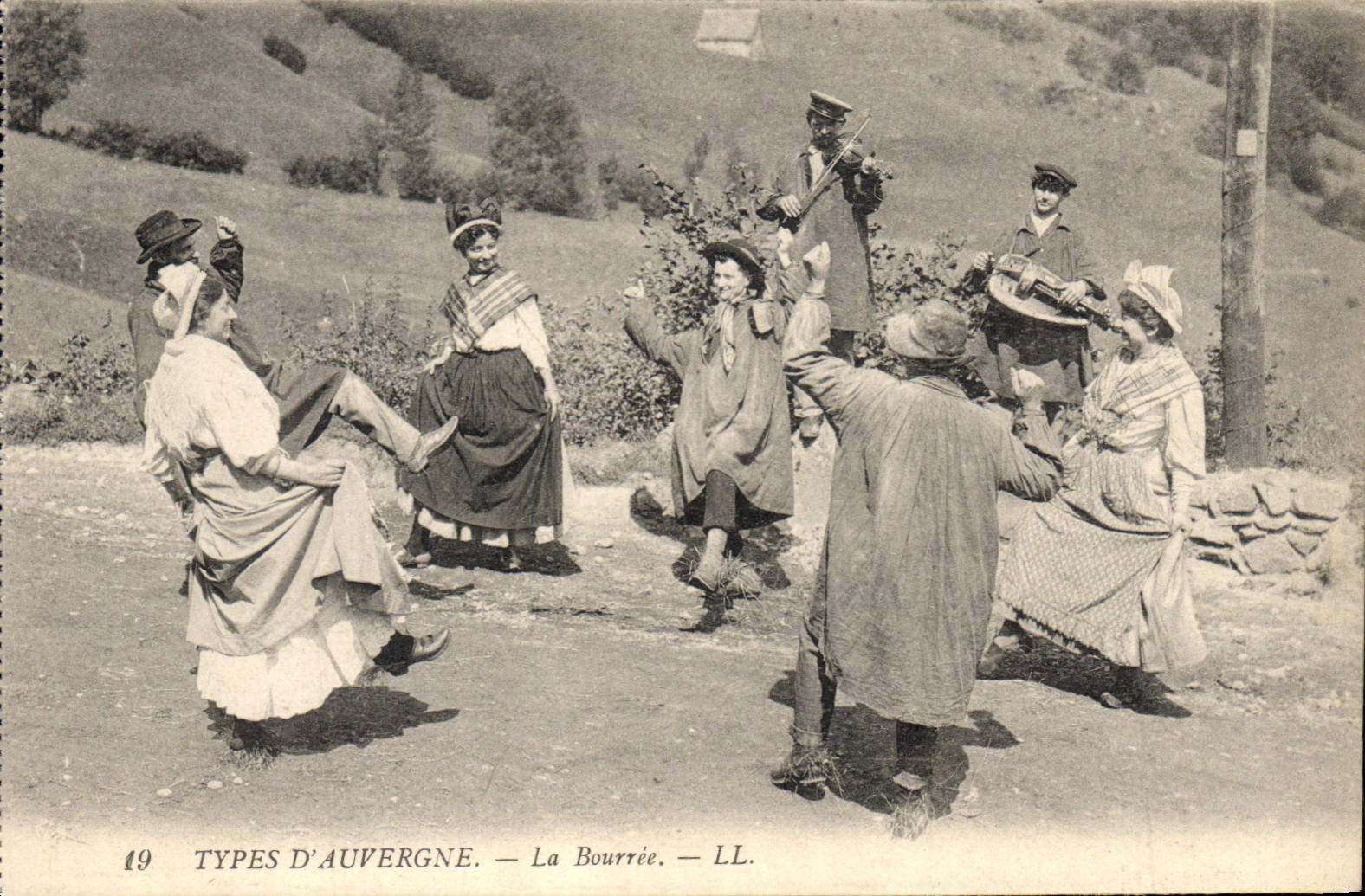 CPA Folklore Auvergne La bourree