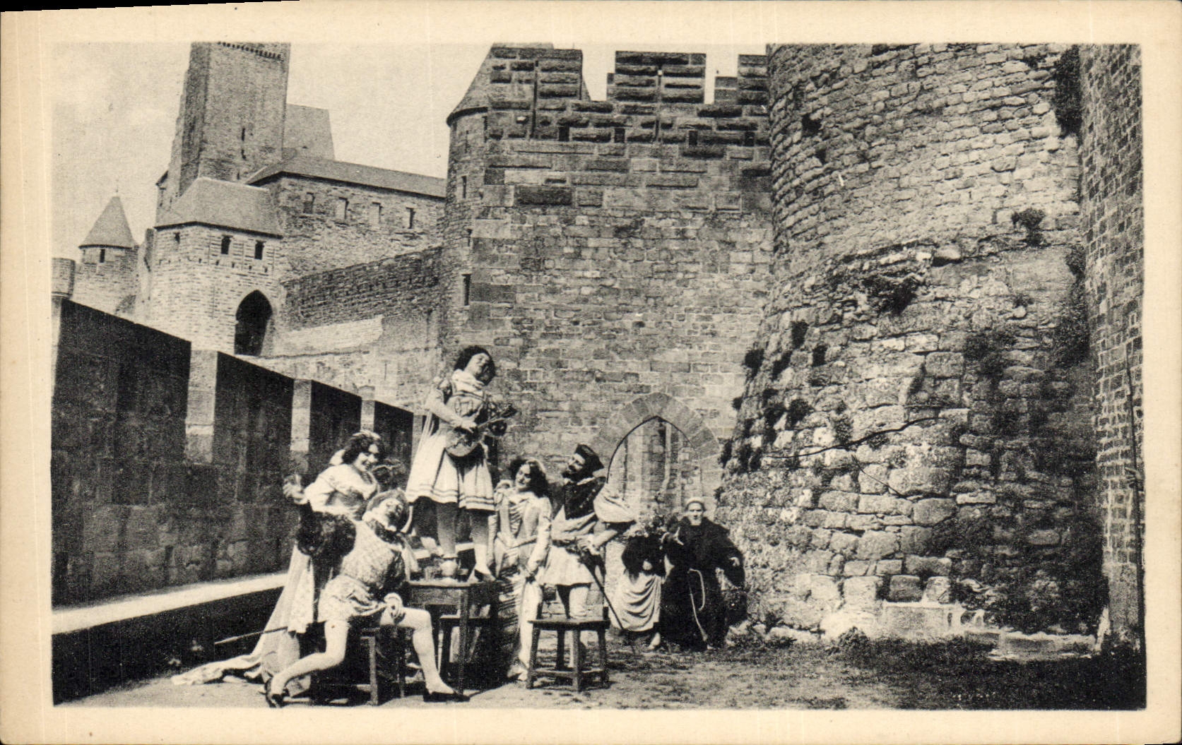 CPA Chateau La Cite de Carcassonne au Moyen Age Les troubadours un trouble fete