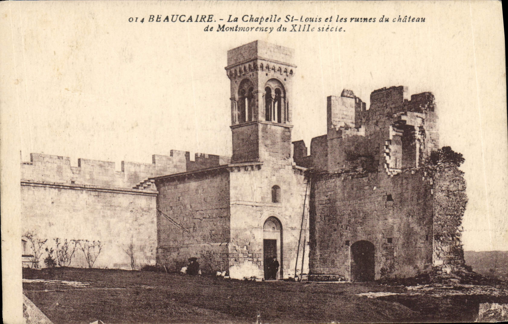 CPA Beaucaire La chapelle St Louis et les ruines du Chateau de Montmorency