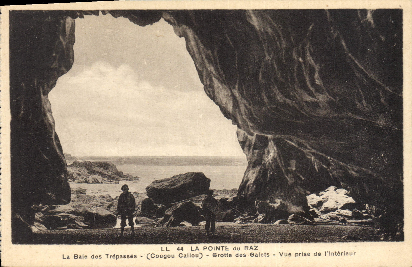 CPA Grotte Grottes La Pointe du Raz La baie des Trepasses Grotte des Galets Vue prise de l'interieur