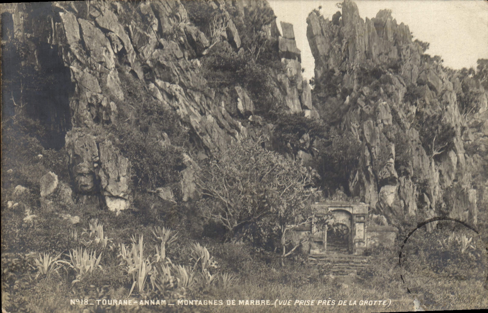 CPA Grotte Grottes Tourane Annam Montagnes de marbre Vue prise pres de la grotte Indochine