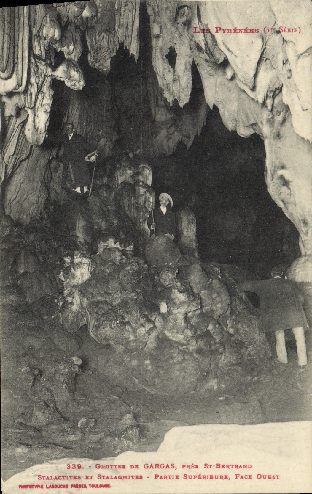 CPA Grotte Grottes de Gargas pres St Bertrand Stalactites et stalagmites Partie superieure Face Oues