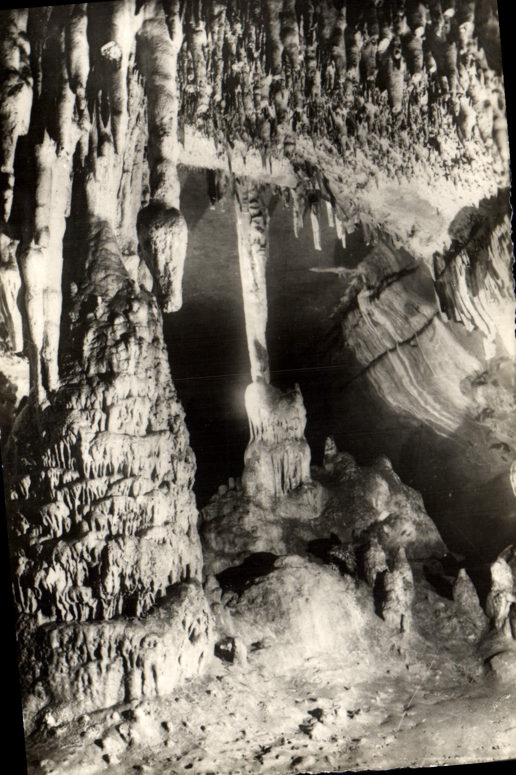 CPM Grotte Grottes d'Arcy sur cure Le calvaire vu par derriere