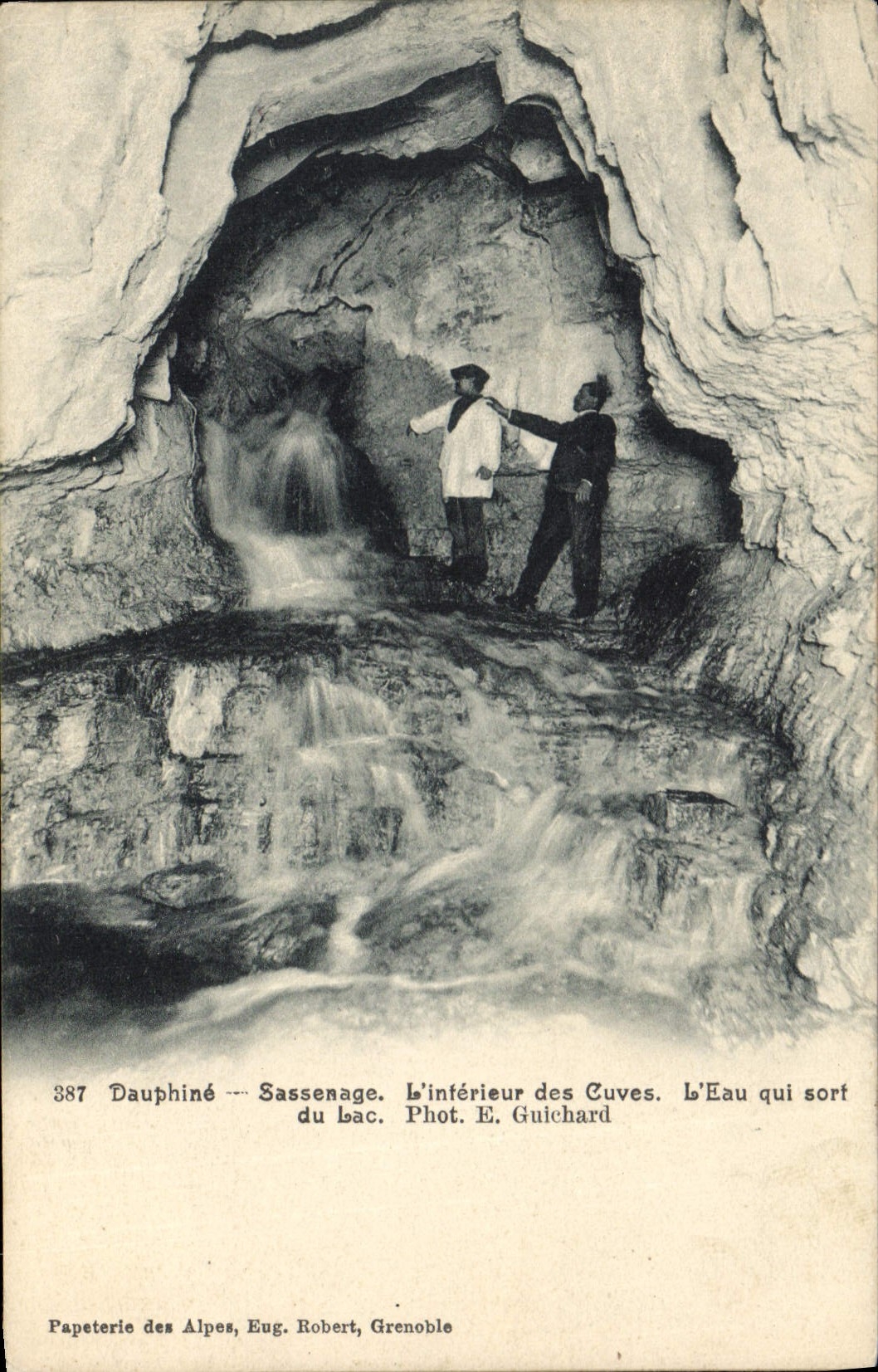 CPA Grotte Grottes Dauphine Sassenage L'interieur des cuves L'eau qui sort du lac