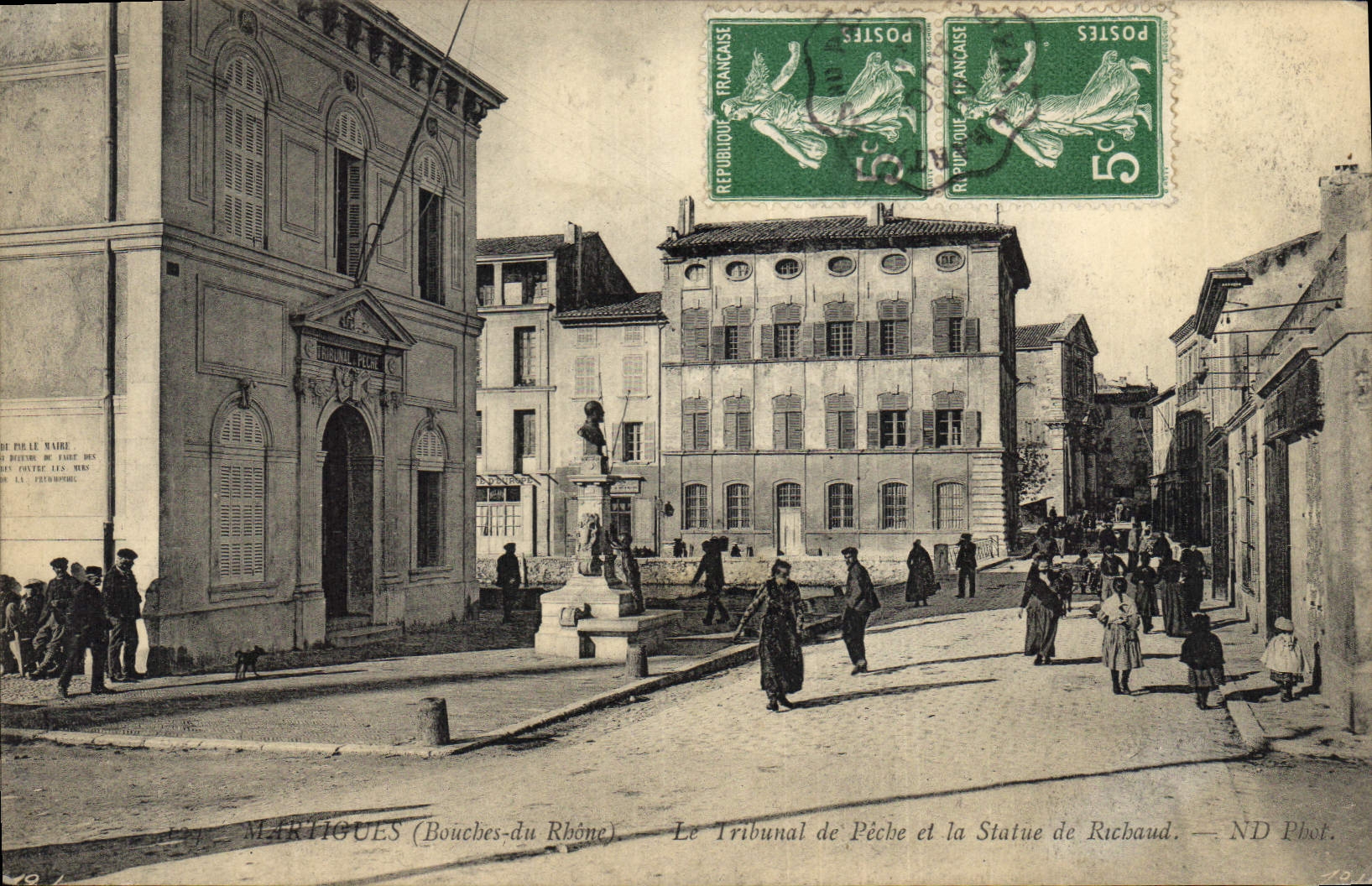 CPA Palais de Justice Martigues Le Tribunal de peche et la statue de Richaud